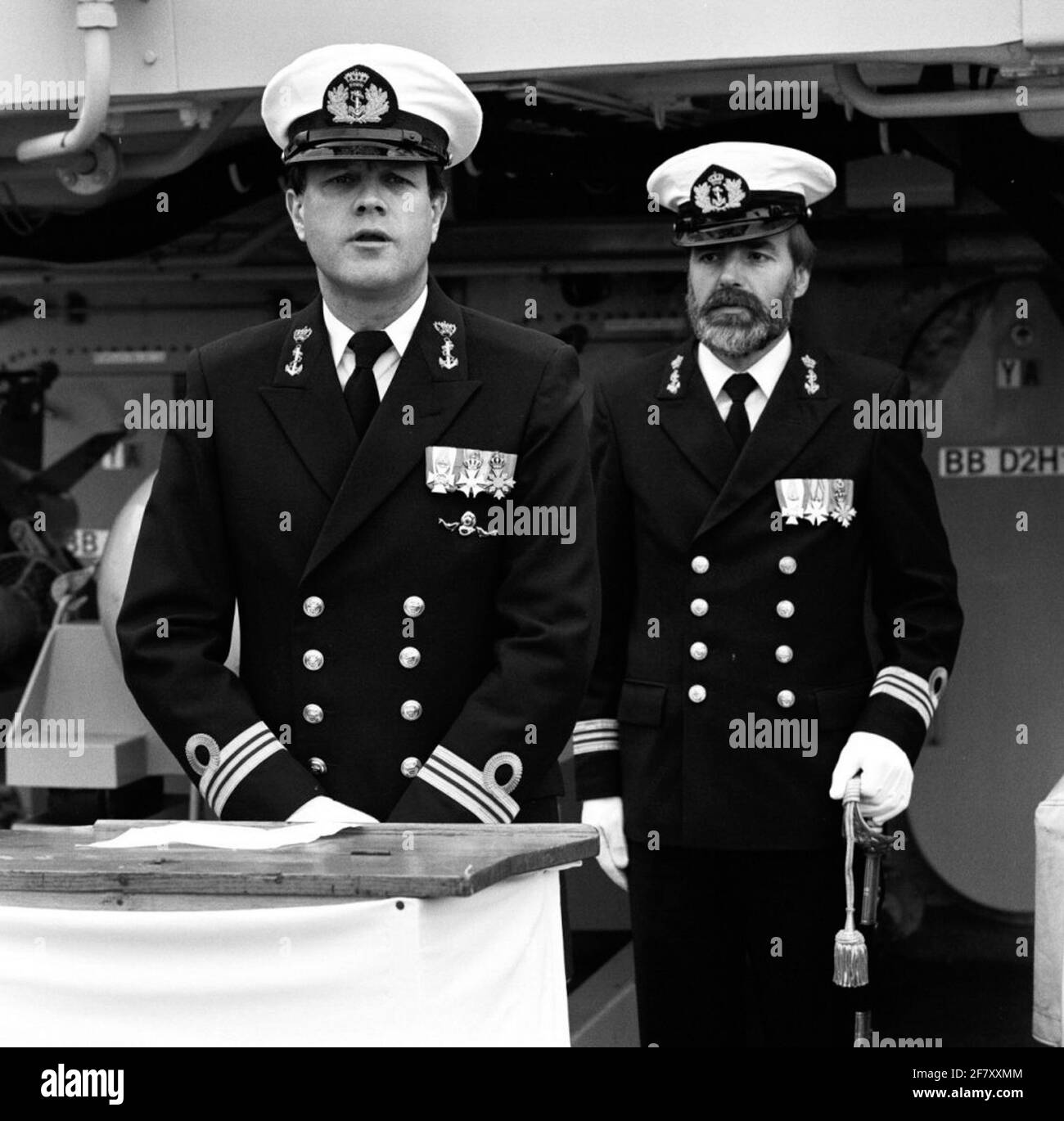 Trasferimento di comando a bordo del cacciatore tripartito della miniera Alkmaar-Class, HR.MS Harlingen (1984-2003). Tenente in mare di servizi di ​​special di prima classe (LTZSD 1) J.O. Geertsma trasferisce il comando al tenente in mare di ​​special servizi della prima classe (LTZSD 1) J.G. FOX. Ltzsd 1 J.G. Fox tiene un discorso. Proprio dietro di lui, LTZSD è 1 J.O. Geertsma. Foto Stock