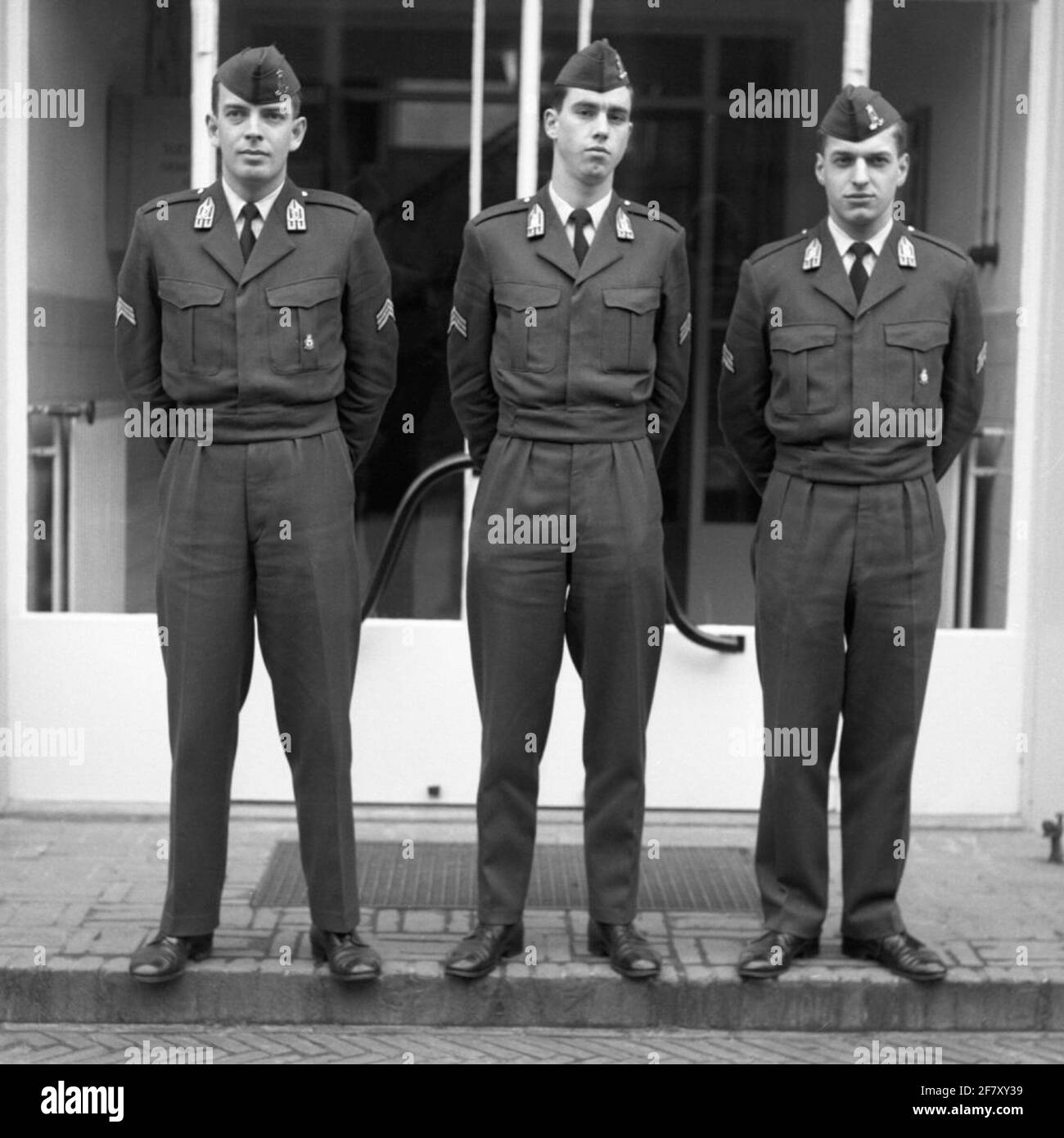 Foto di gruppo di kma-cadets di una classe di volantini presso la base aerea di Woensdrecht il 6 aprile 1966v.l.n.R.: Dekkkers, Suringa e Albers. Foto Stock