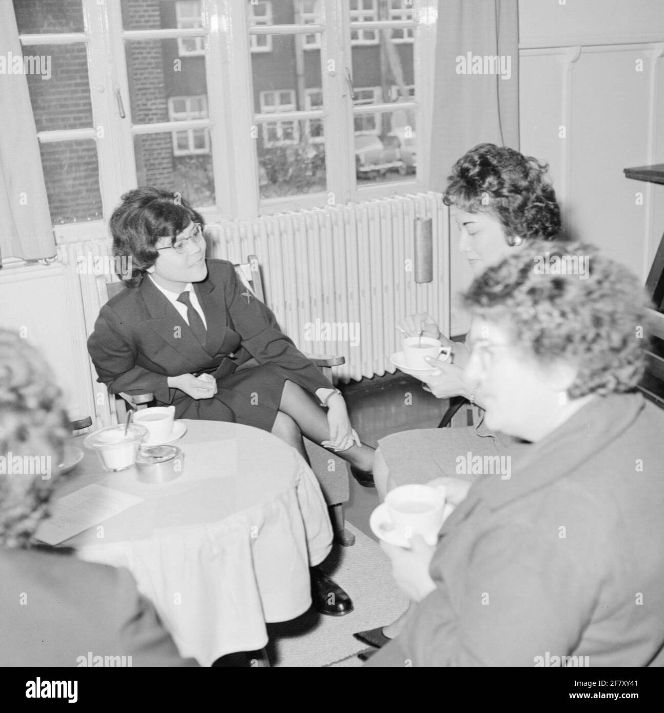 Giornata dei genitori al Dipartimento delle Donne marine di Amsterdam, situato sui terreni della Marinekazerne Amsterdam (MKAD). Un scrittore Marva di terza classe (Marvaschr 3) [MVASCHR 3] in una conversazione animata. Foto Stock