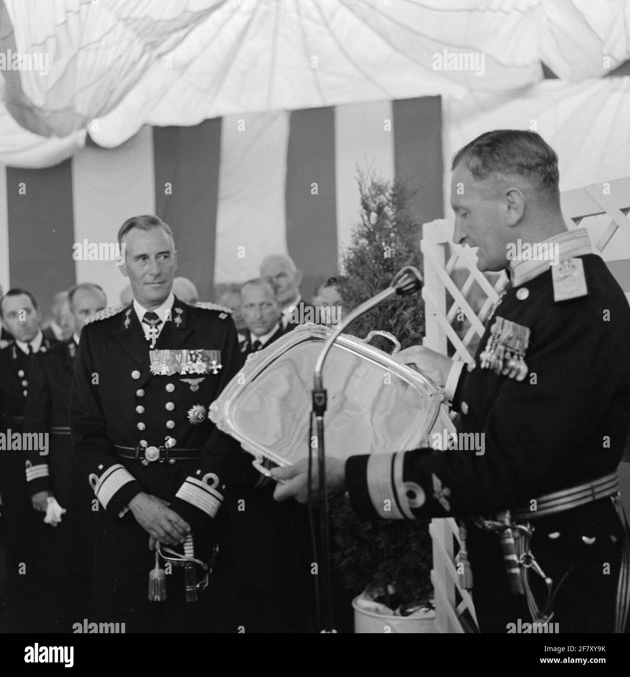 Al MarineLiegkamp Valkenburg (MVKV), il Marine Aviation Service (MLD) riceve un banner come apprezzamento per le prestazioni della seconda guerra mondiale (WW2). Questo comporta, che è assegnato dal principe Bernhard, 4 promozioni: Dutch East Indies 1941-'42, Oceano Indiano 1942-'45, Mare del Nord 1941-'42 e Normandia 1944. Il militare Willems-ordine 4 ° classe (assegnato nel 1942). MWO4) è stato confermato. Dopo la cerimonia di valorade, un hangar segue un ricevimento in un hangar, in cui un collega inglese nel ufficiale di bandiera MLD (VOMLD) offre un regalo. Foto Stock