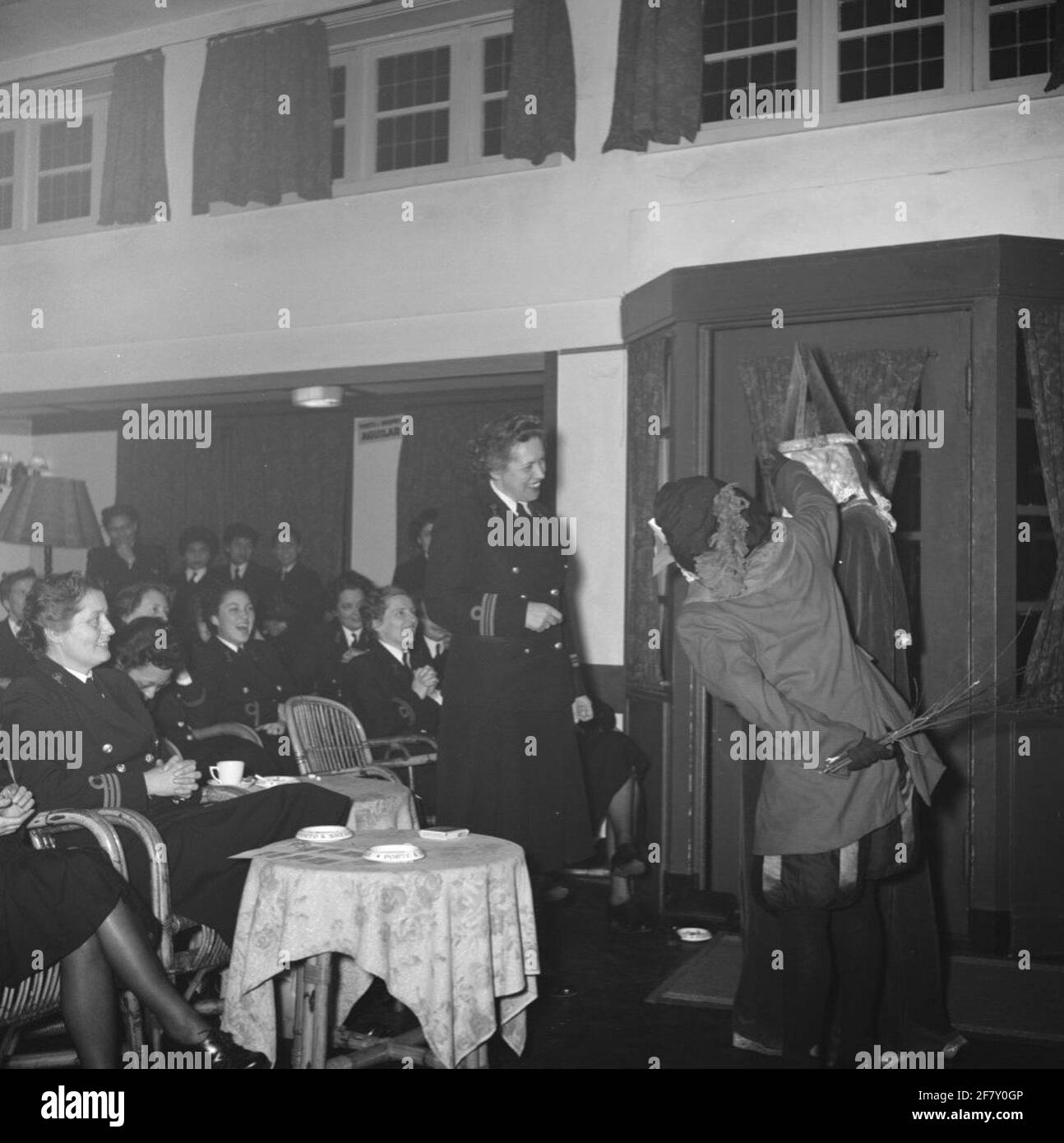 San Nicola celebrazione di Marvas (Dipartimento delle Donne Marine) nel Westbroekpark a l'Aia, dicembre 1955. Foto Stock