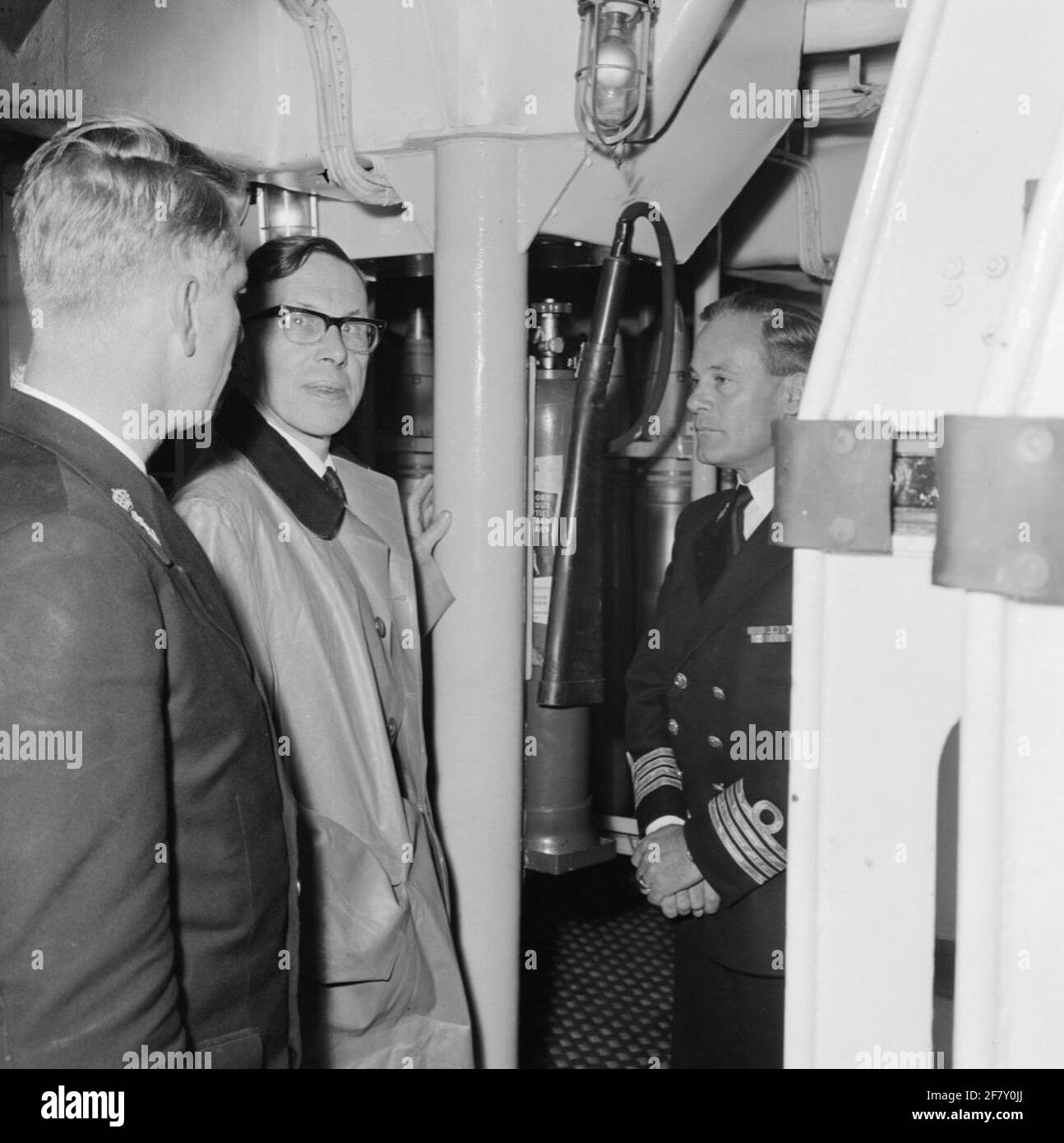 Il professor Witkamp sta navigando a bordo di HR.MS Friesland (D 812) (1956-1979), responsabile sottomarino della classe Frisia. Da qualche parte a bordo il professore sta dicendo il necessario mentre un capitano-a-mare gradisce. Foto Stock