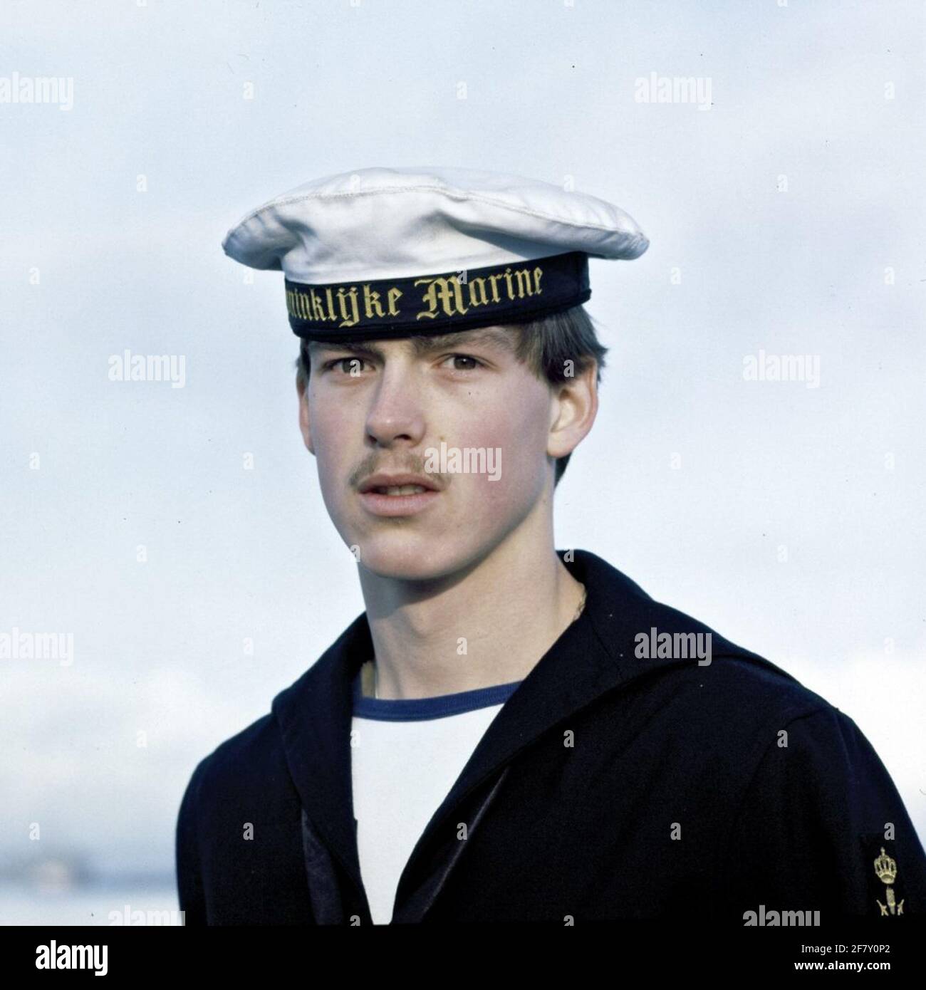 Marinaio in outfit quotidiano. Foto Stock