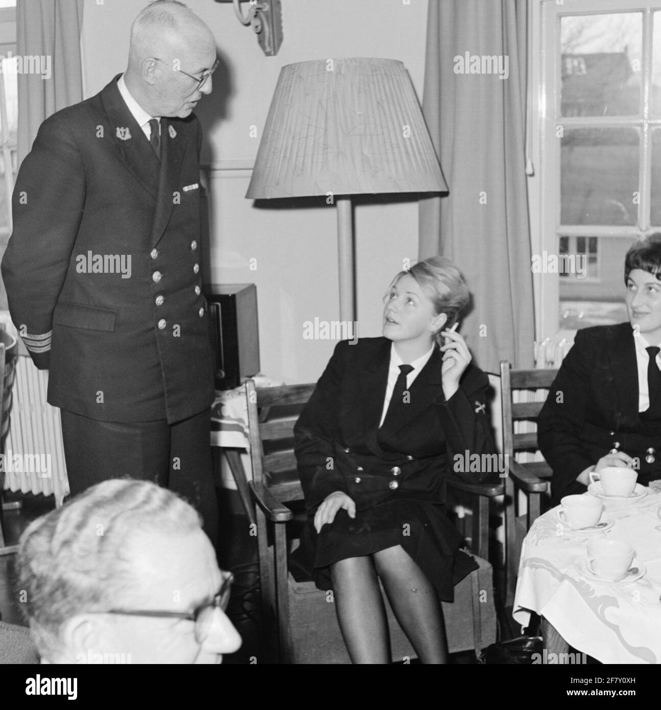 Giornata dei genitori al Dipartimento delle Donne marine di Amsterdam, situato sui terreni della Marinekazerne Amsterdam (MKAD). È possibile anche una conversazione con un fugato (pastore o mugdenier del fletale). Un maturo sfugnito è riconoscibile dai galoni senza ricciolo e da una croce cristiana con pop di quercia del collare. Foto Stock