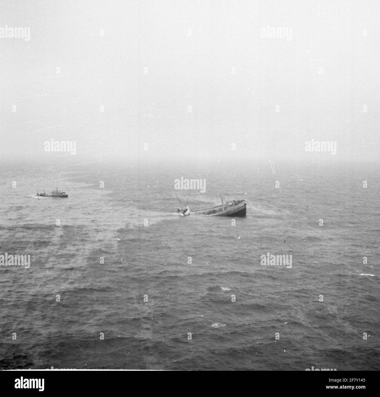 Servizio di ricerca e salvataggio dei messaggi di allarme. 39 miglia nautiche ad ovest di Helgoland è una collisione tra la petroliera norvegese Anne Mildred Brøvig e la costa inglese Pentland. La petroliera norvegese sta affondando. A sinistra della foto, le tonnellate tedesche di Walter Körte, che è impegnato nel controllo del petrolio. Circa 16,000 tonnellate di greggio nel Mare del Nord sono finite in collisione. Un tracciatore di grumpman dello squadrone dell'aeroplano 2 (4) e un Nettuno dello squadrone dell'aeroplano 320 sono sul posto. Foto Stock