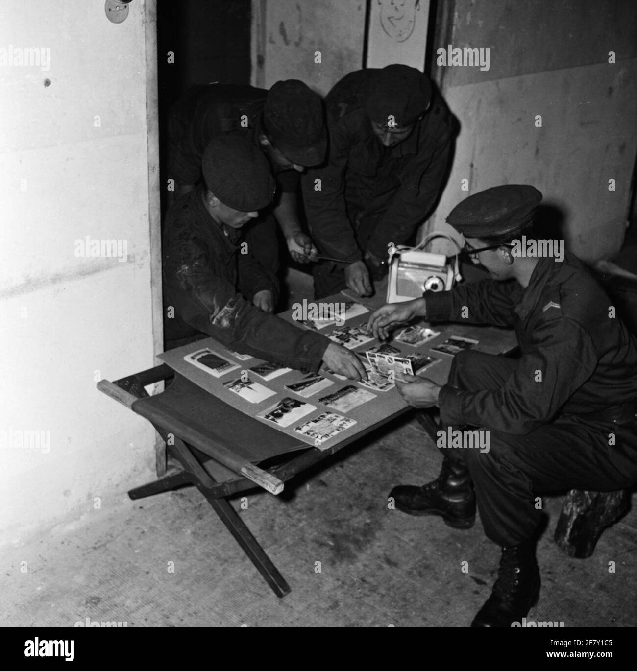 I soldati olandesi viaggiano per esercizi da Oirschot a la Courtine. State attenti! La descrizione di cui sopra è una descrizione generica di serie basata sulle informazioni dichiarate dal servizio fotografico e film dell'esercito. A lungo termine, verrà specificata questa descrizione globale. Foto Stock