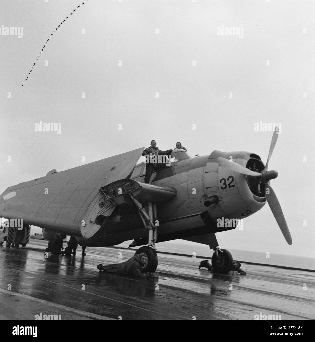 Gli stivali sommergibili Grumman TBM-3S2 Avenger aeroplano con ali ripiegate e registrazione 32 (1955-1960) del Marin Aircle Care Service (MLD) sul ponte di volo del campo aereo HR.MS Karel Doorman (R 81, EX-VENERABILE) nel 1958. Foto Stock