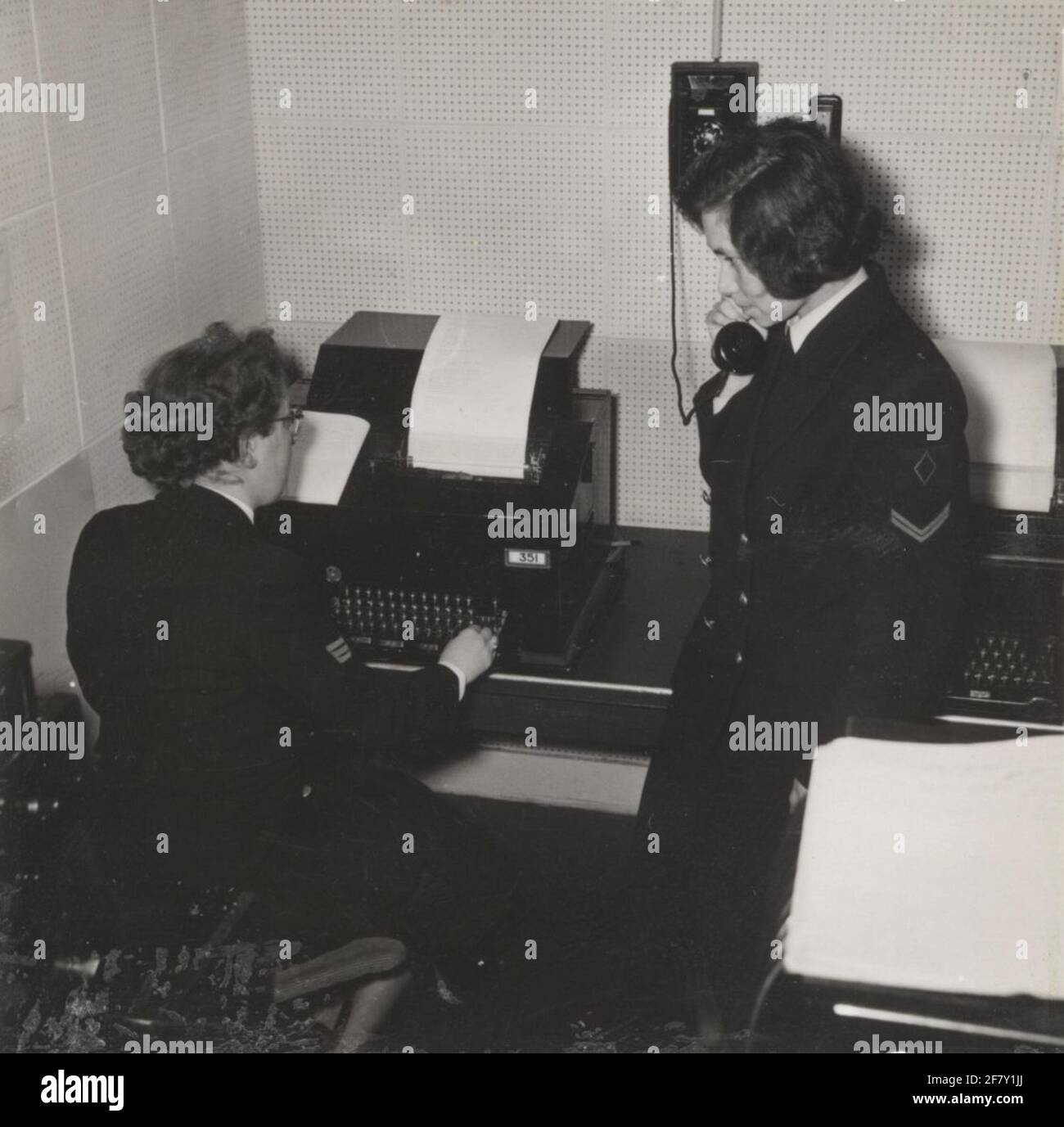 Marva encoder telexists in De Bunker in Scheveningen, 1954 Foto Stock Marva encoder telexists in De Bunker in Scheveningen, 1954 Foto Stock