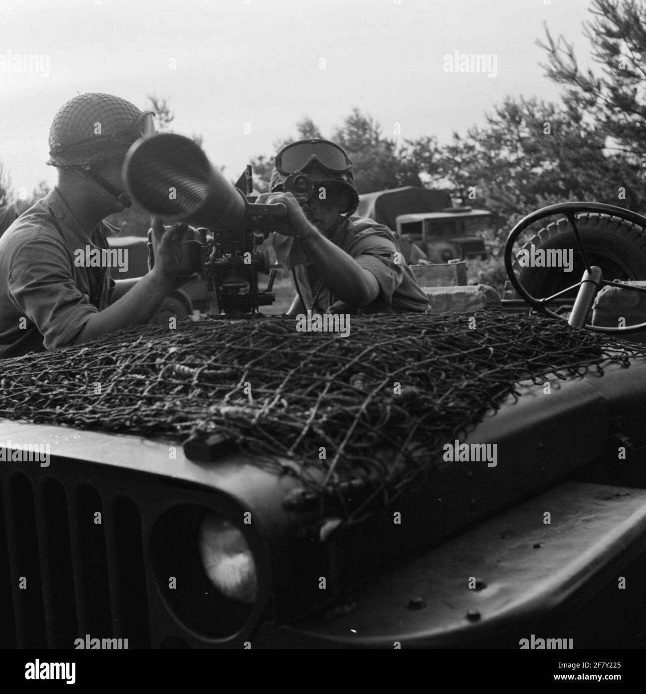 La società QPO del corpo dei Mariniers si trova nella zona di ​​Moerdijk. QPO è l'abbreviazione di Patet Orbis (come ampiamente esteso il mondo) ed è l'incantesimo di armi dal corpo olandese di Marines. Un TLV M20 da 75 mm (fluido privo di sostituzione) montato su una jeep pressata. Foto Stock