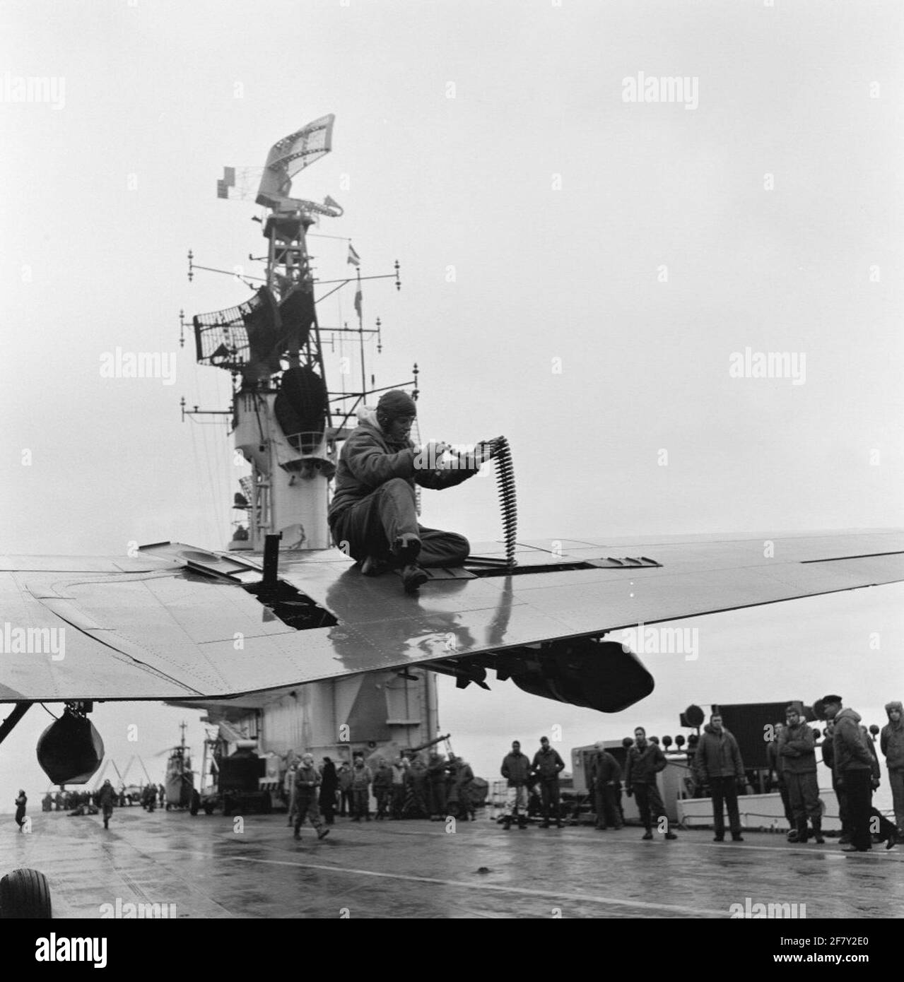 Al ponte dell'aereo del campo di aeromobili hr.ms. Karel Doorman (R 81, ex-venerabile) con O.A un Grumman TBM-3S2 Avenger piano di controllo dell'imbarcazione sottomessa dove sono caricati i modelli, 1958. Foto Stock