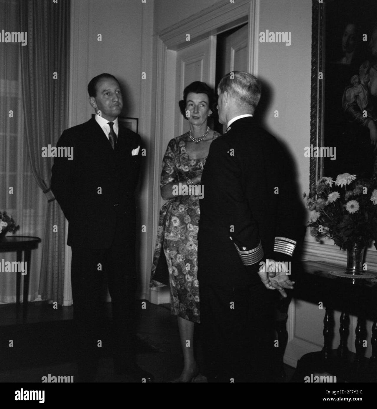 Smaldeel 1, con il comandante delle forze marine (BDZ) vice ammiraglio H.H.L. Pröpper (1906-1995) A / B della nave ammiraglia Kruiser HR.MS Le sette province (C 802) hanno visitato Copenaghen alla fine di ottobre 1958. La BDZ (destra) è stata ricevuta dalle autorità danesi. Foto Stock