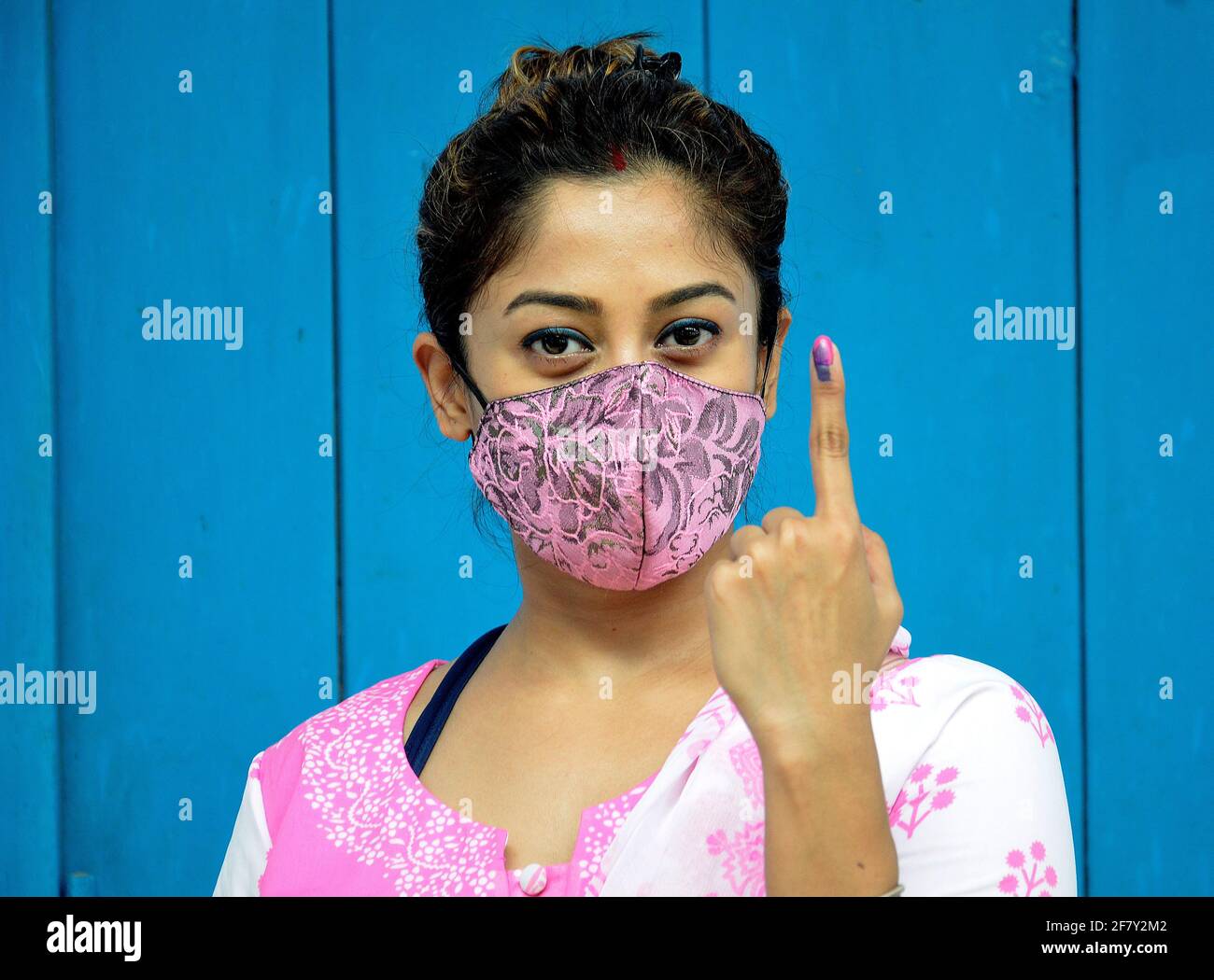 India. 10 Apr 2021. Una ragazza mostra il segno indelebile inchiostro dopo aver castato il voto durante la quarta fase delle elezioni di stato del Bengala Occidentale a Kolkata, India, Sabato, 10 aprile 2021. (Foto di Sanjay Purkait/Pacific Press) Credit: Pacific Press Media Production Corp./Alamy Live News Foto Stock