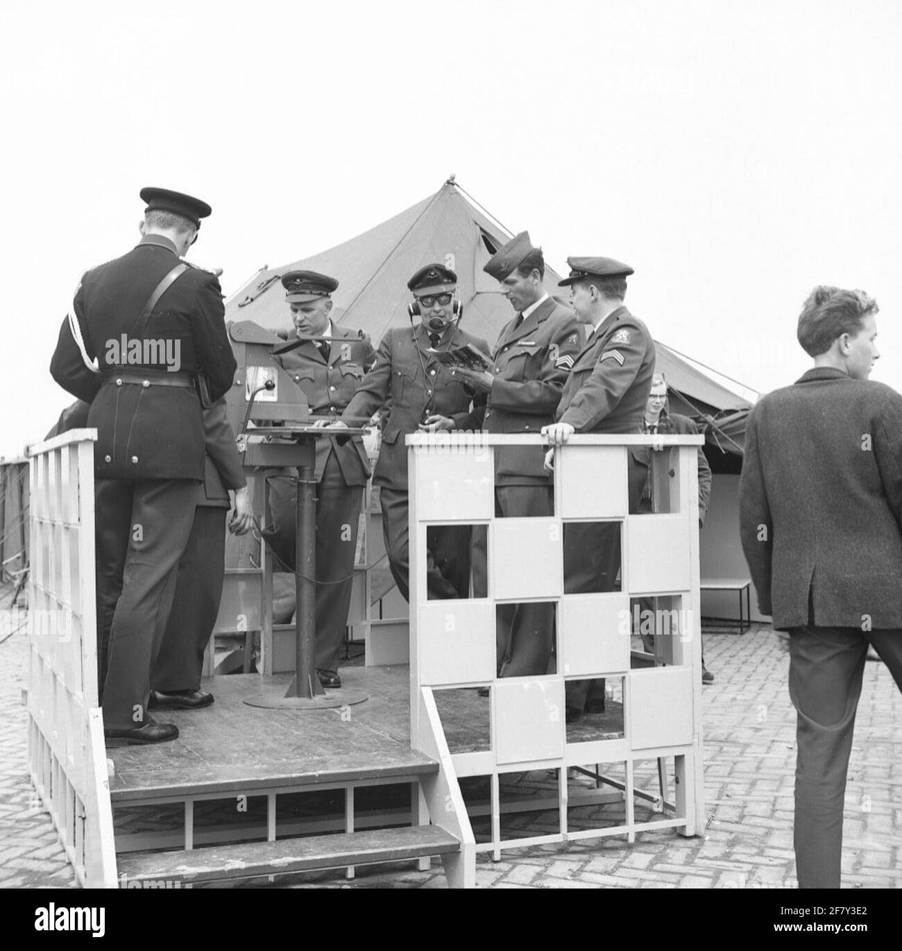 Anniversario 50 anni della Royal Netherlands Air Force alla stazione di navigazione "G" di Appingedam il 28 giugno 1963. Hier uno stato di un posto di osservazione del corpo dell'Agenzia della Guardia aerea (KLD). Foto Stock