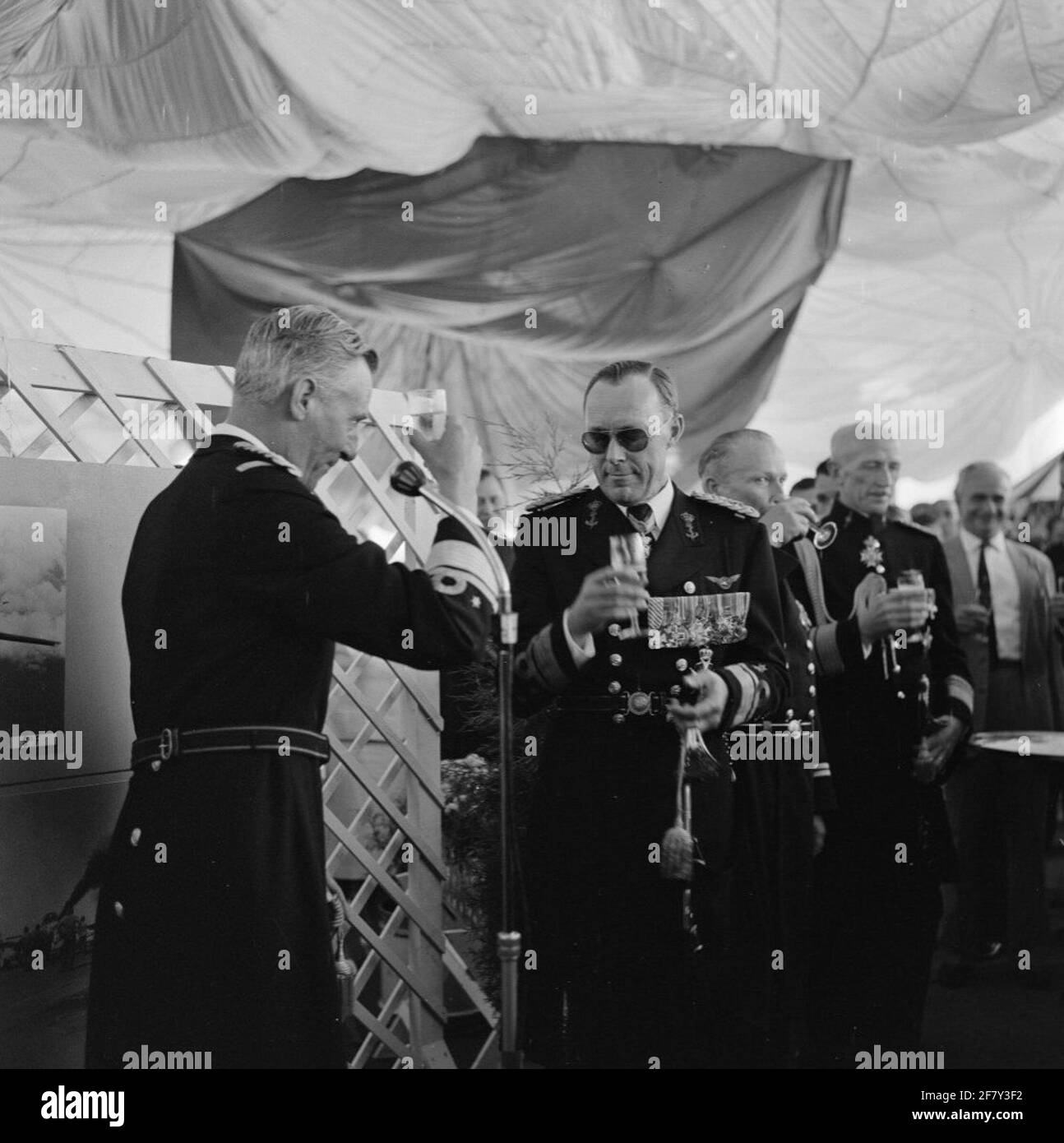 Al MarineLiegkamp Valkenburg (MVKV), il Marine Aviation Service (MLD) riceve un banner come apprezzamento per le prestazioni della seconda guerra mondiale (WW2). Questo comporta, che è assegnato dal principe Bernhard, 4 promozioni: Dutch East Indies 1941-'42, Oceano Indiano 1942-'45, Mare del Nord 1941-'42 e Normandia 1944. Il militare Willems-ordine 4 ° classe (assegnato nel 1942). MWO4) è stato confermato. Dopo la cerimonia della valorade, un ricevimento segue in un hangar, in cui l'ufficiale di bandiera MLD rilascia un toast. Dietro il principe Bernhard si trova il tenente generale KLU H. Schaper (RMWO4). Foto Stock