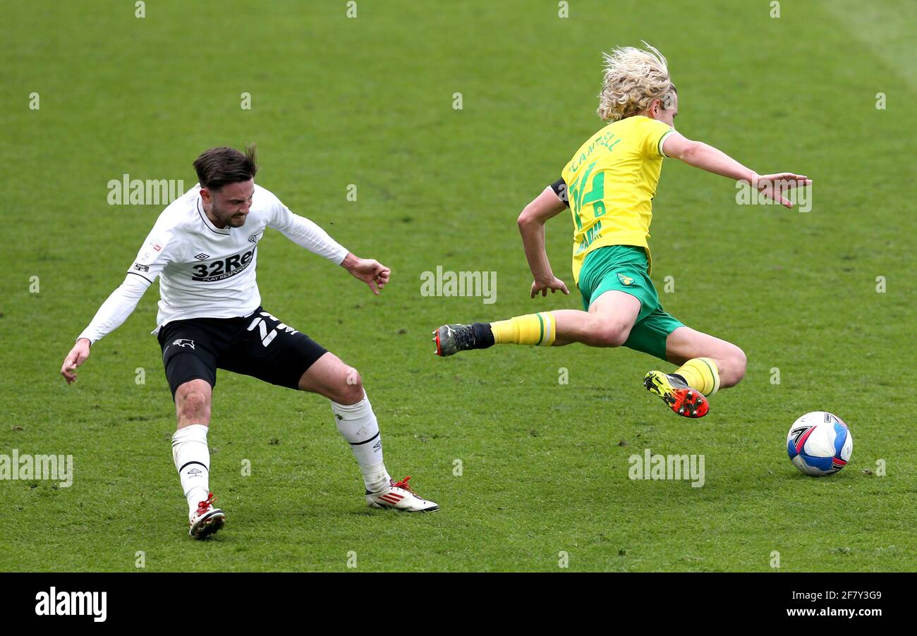 Patrick Roberts della contea di Derby (a sinistra) e Todd Cantwell di Norwich City combattono per la palla durante la partita del campionato Sky Bet al Pride Park Stadium, Derby. Data immagine: Sabato 10 aprile 2021. Foto Stock