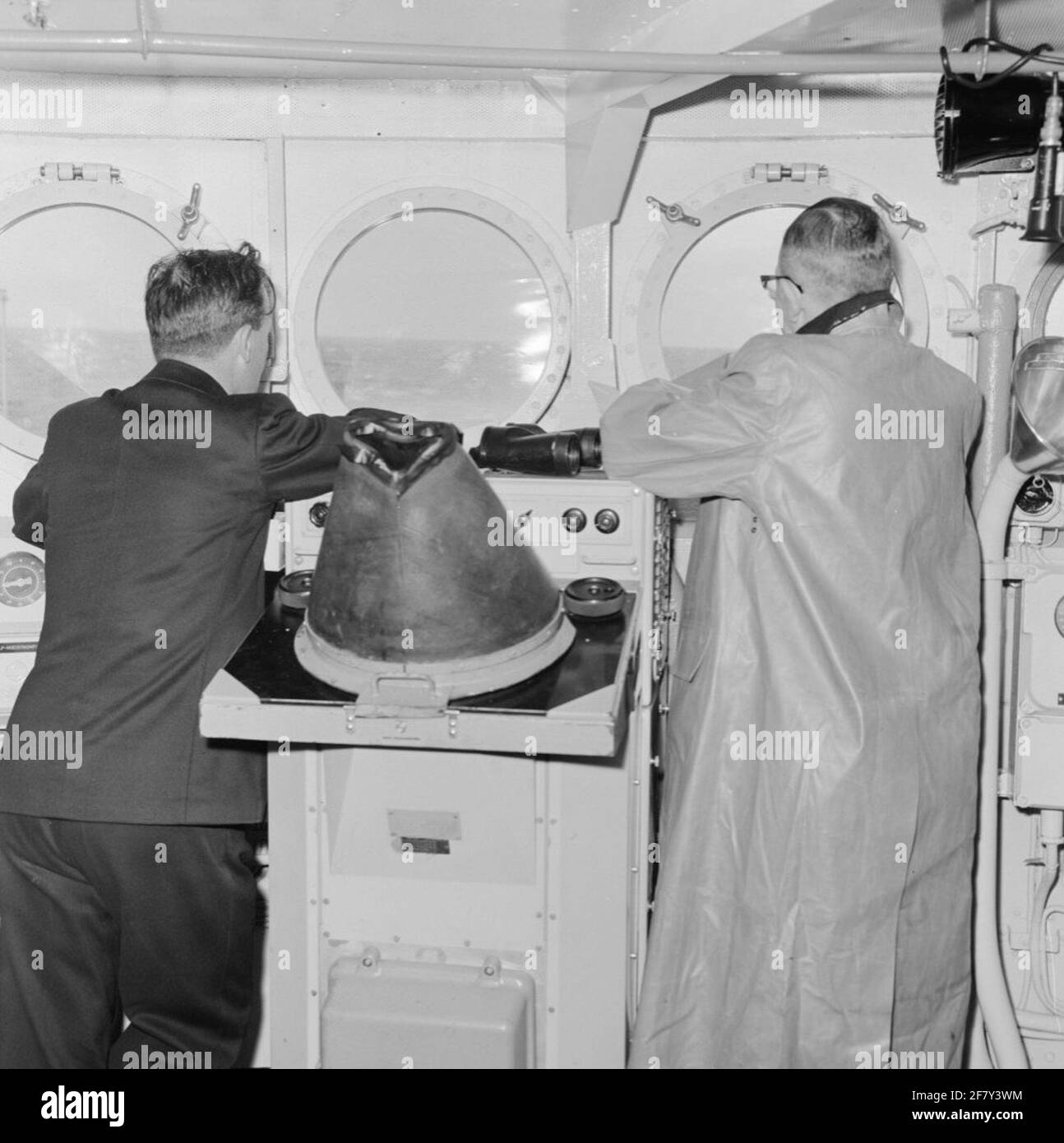 Il professor Witkamp sta navigando a bordo di HR.MS Friesland (D 812) (1956-1979), responsabile sottomarino della classe Frisia. Sul ponte di Friesland. Foto Stock
