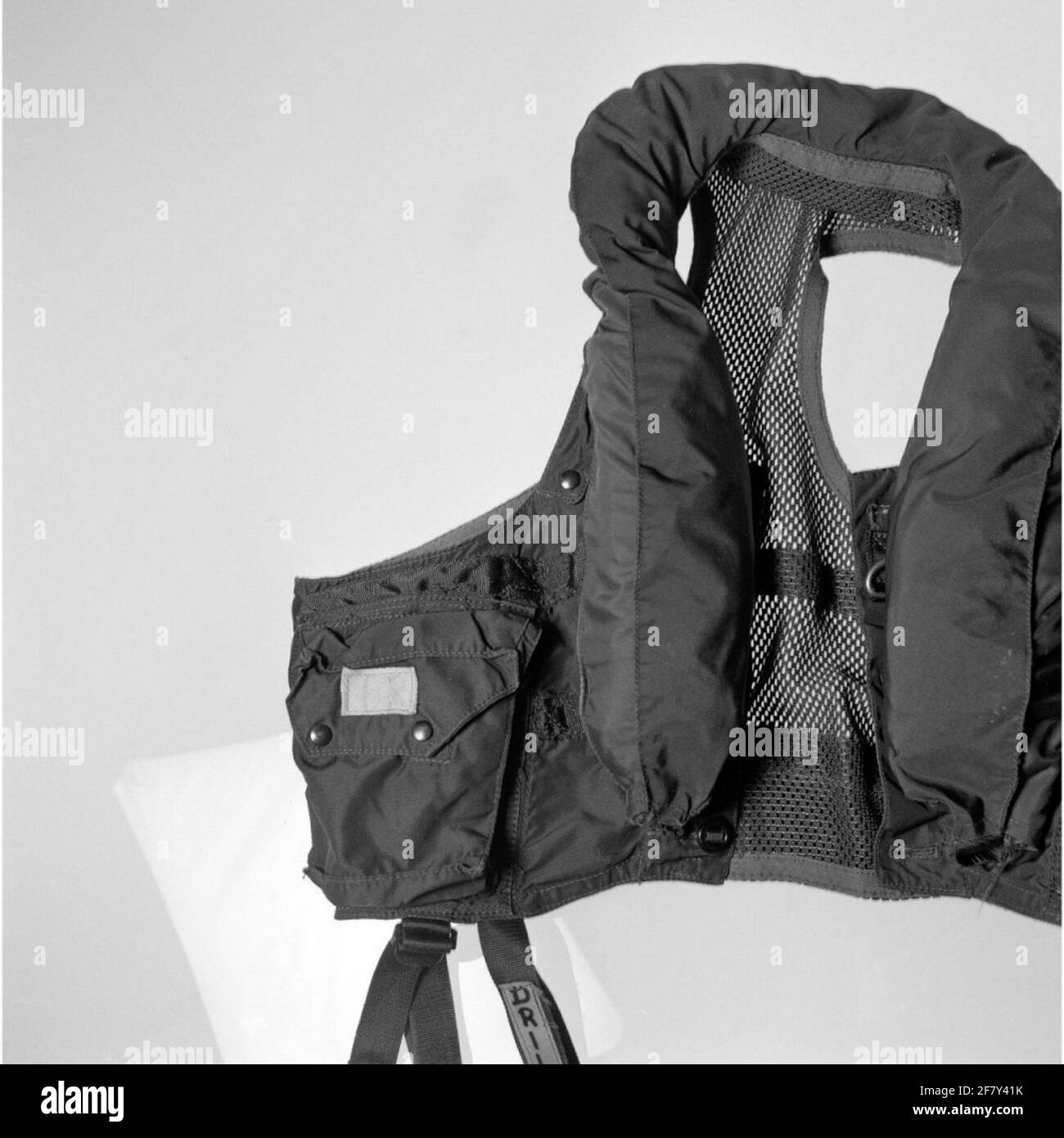 Assorbimento tecnico di un giubbotto da nuoto con aquiloni con modifica. Presumibilmente l'aggiunta di una piccola bottiglia d'aria per uso personale in acqua; mostrata qui senza aggiunta di od. Vedere anche 0075-052-028-03. Selezione da oggetti serie 0075-052-028. Foto Stock