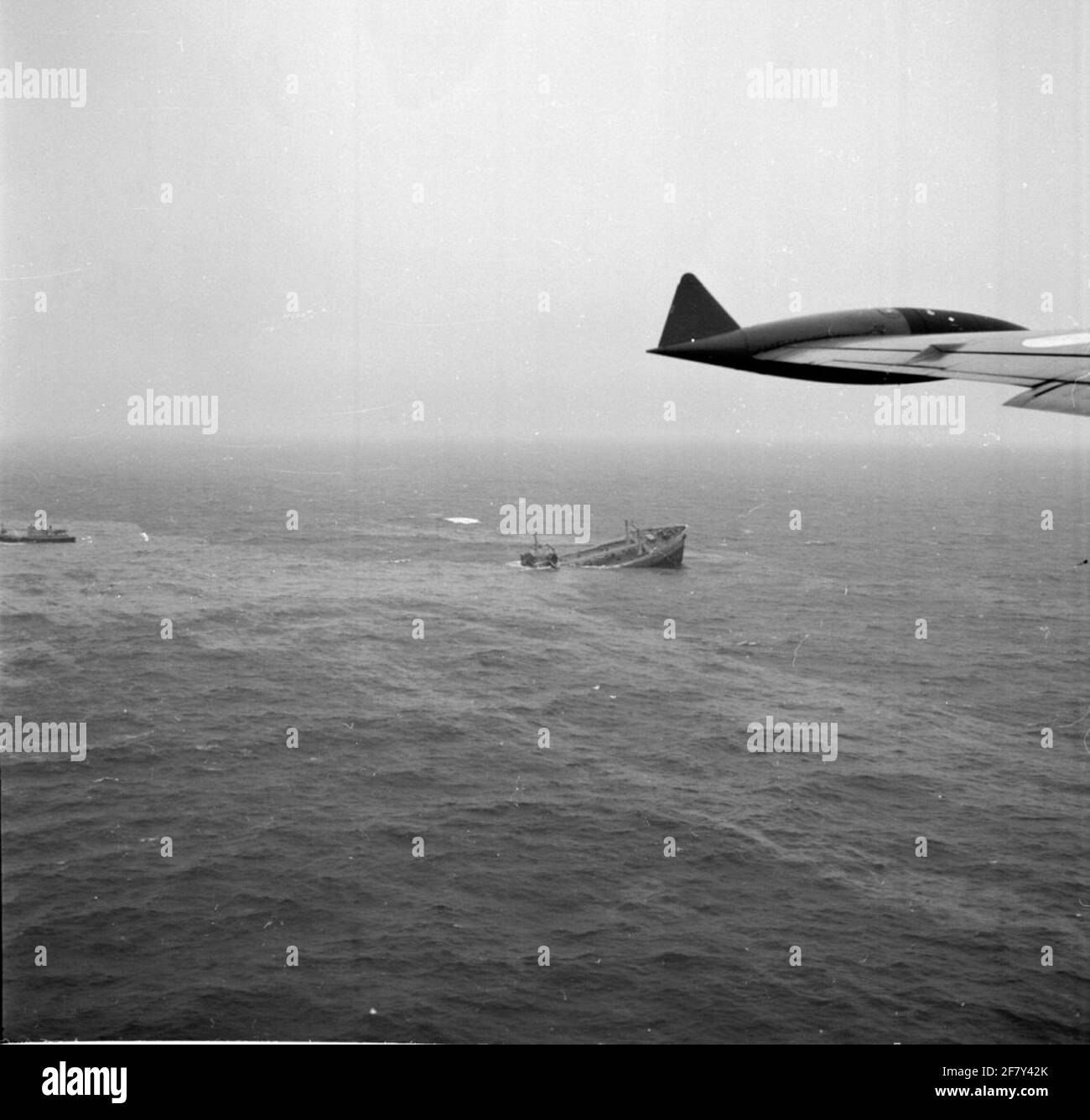 Servizio di ricerca e salvataggio dei messaggi di allarme. 39 miglia nautiche ad ovest di Helgoland è una collisione tra la petroliera norvegese Anne Mildred Brøvig e la costa inglese Pentland. La petroliera norvegese sta affondando. A sinistra della foto, le tonnellate tedesche di Walter Körte, che è impegnato nel controllo del petrolio. Circa 16,000 tonnellate di greggio nel Mare del Nord sono finite in collisione. Un tracciatore di grumpman dello squadrone dell'aeroplano 2 (4) e un Nettuno dello squadrone dell'aeroplano 320 sono sul posto. Foto Stock