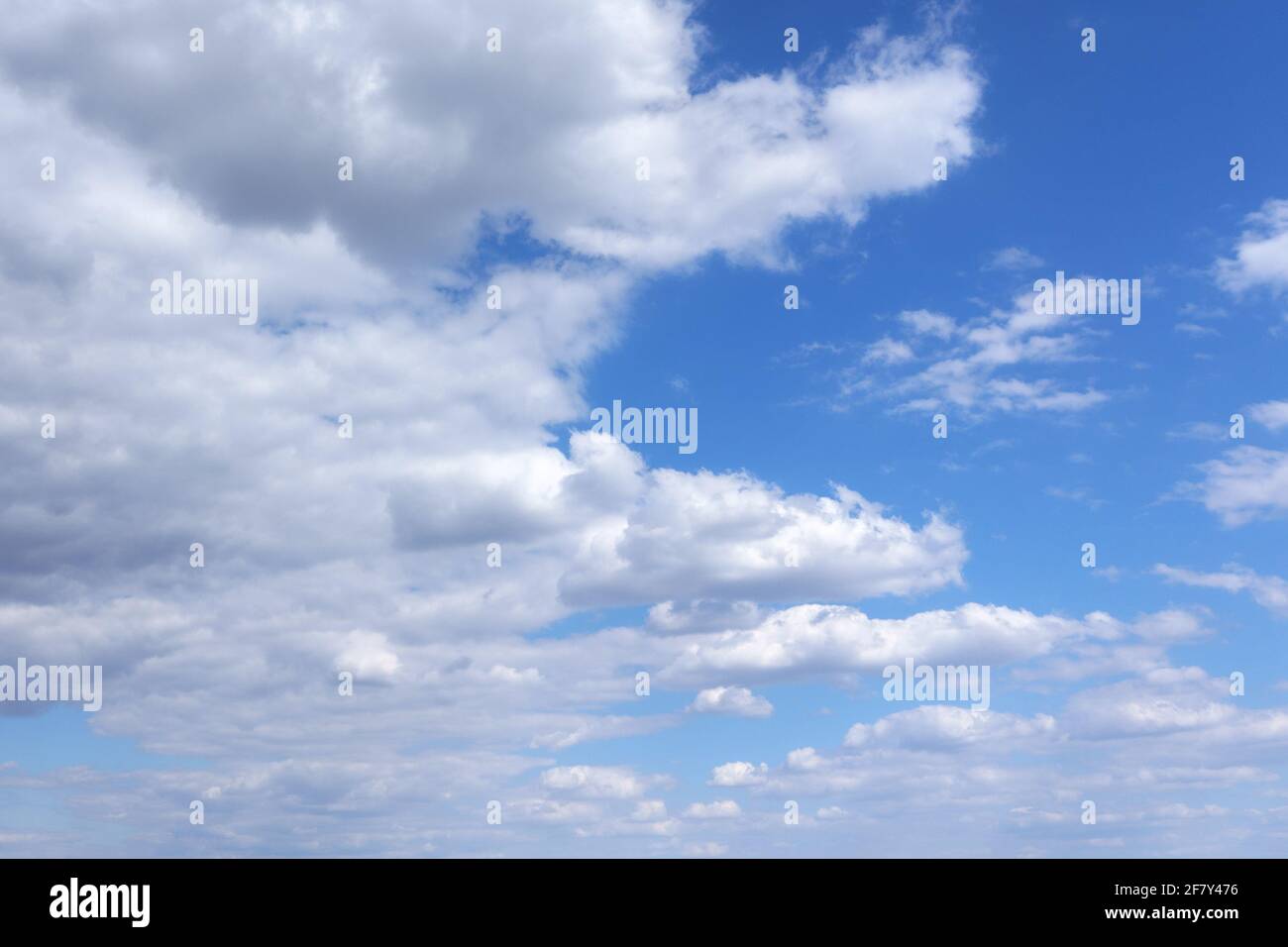 Cielo blu chiaro con nuvole bianche di Cumulus Foto Stock