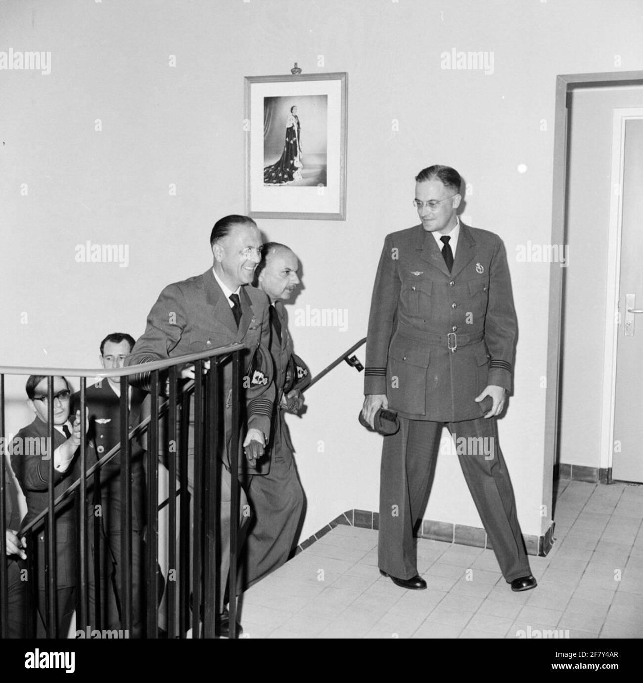 Nuovo edificio per il Servizio medico militare (MGD). A Ypenburg, il nuovo edificio MGD è stato trasferito alla Royal Netherlands Air Force da Babov (Bureau Construction Maintenance Bed and Conditions). In primo piano lo Chef MGD, Captain-Arts Th.B. Kölling. Nel mezzo, il colonnello-Arts H. Stigter e ha lasciato il comandante della base aerea di Ypenburg, l'osservatore del colonnello B.H. Macellaio. Foto Stock