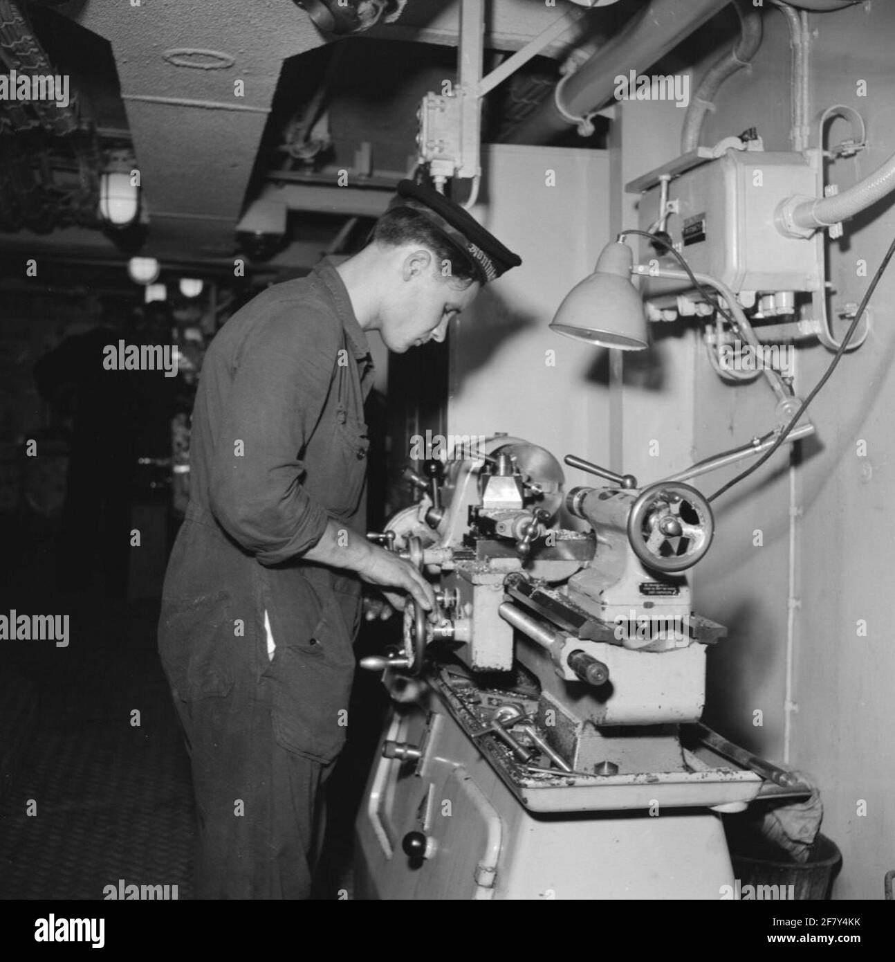 Operatore del tornio a/B. De Ruyter (C 801), ottobre 1955. Foto Stock