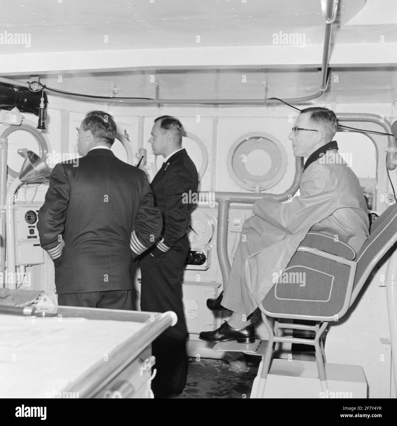 Il professor Witkamp sta navigando a bordo di HR.MS Friesland (D 812) (1956-1979), responsabile sottomarino della classe Frisia. Il professore è nella cattedra del comandante della Frisia. Foto Stock