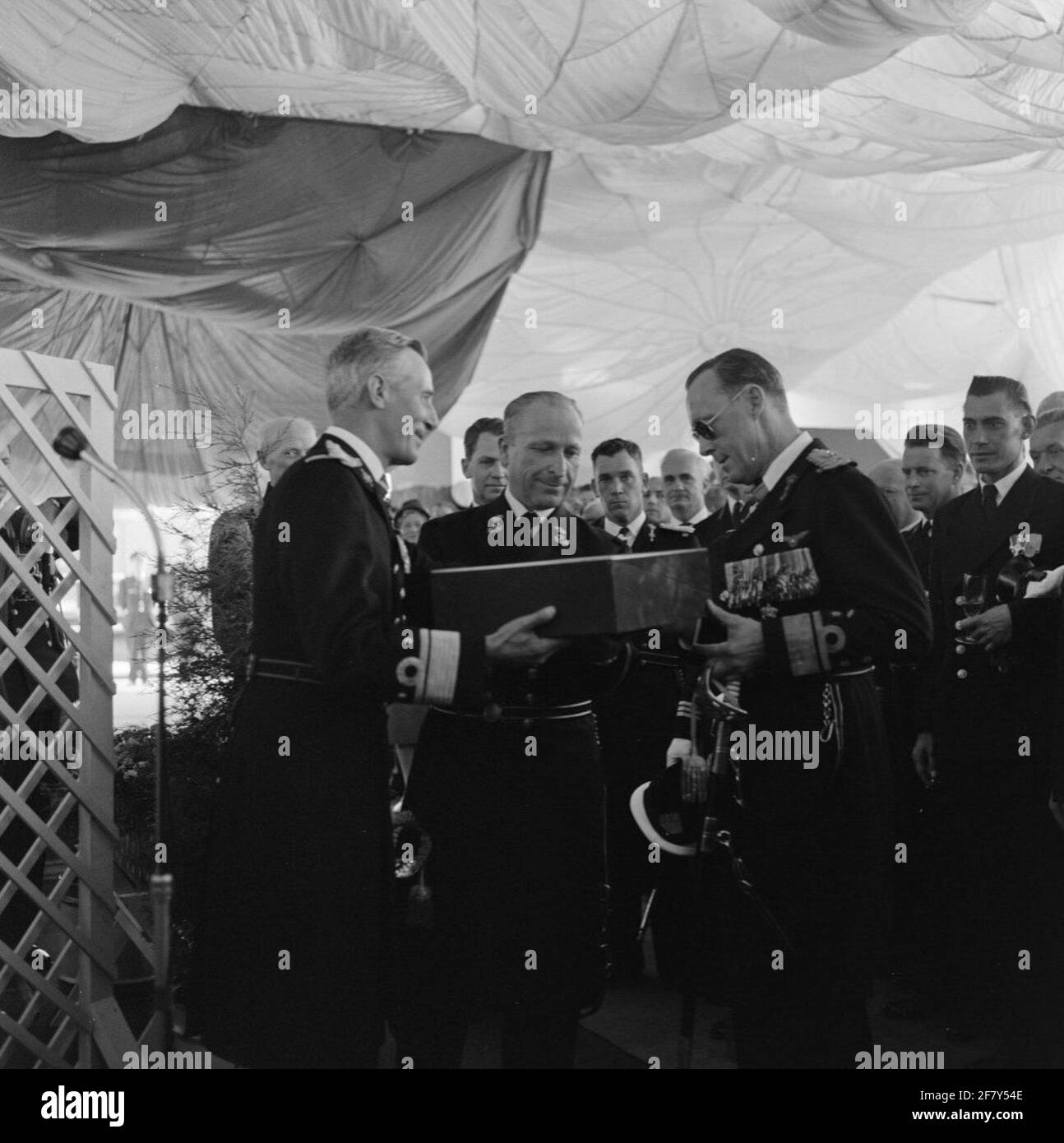 Al MarineLiegkamp Valkenburg (MVKV), il Marine Aviation Service (MLD) riceve un banner come apprezzamento per le prestazioni della seconda guerra mondiale (WW2). Questo comporta, che è assegnato dal principe Bernhard, 4 promozioni: Dutch East Indies 1941-'42, Oceano Indiano 1942-'45, Mare del Nord 1941-'42 e Normandia 1944. Il militare Willems-ordine 4 ° classe (assegnato nel 1942). MWO4) è stato confermato. Dopo la presentazione standard, un hangar segue un ricevimento in un hangar in cui l'ufficiale di bandiera MLD, insieme ad un ufficiale di servizi commerciali (LTZVK), consegna un regalo al principe Bernhard. Foto Stock