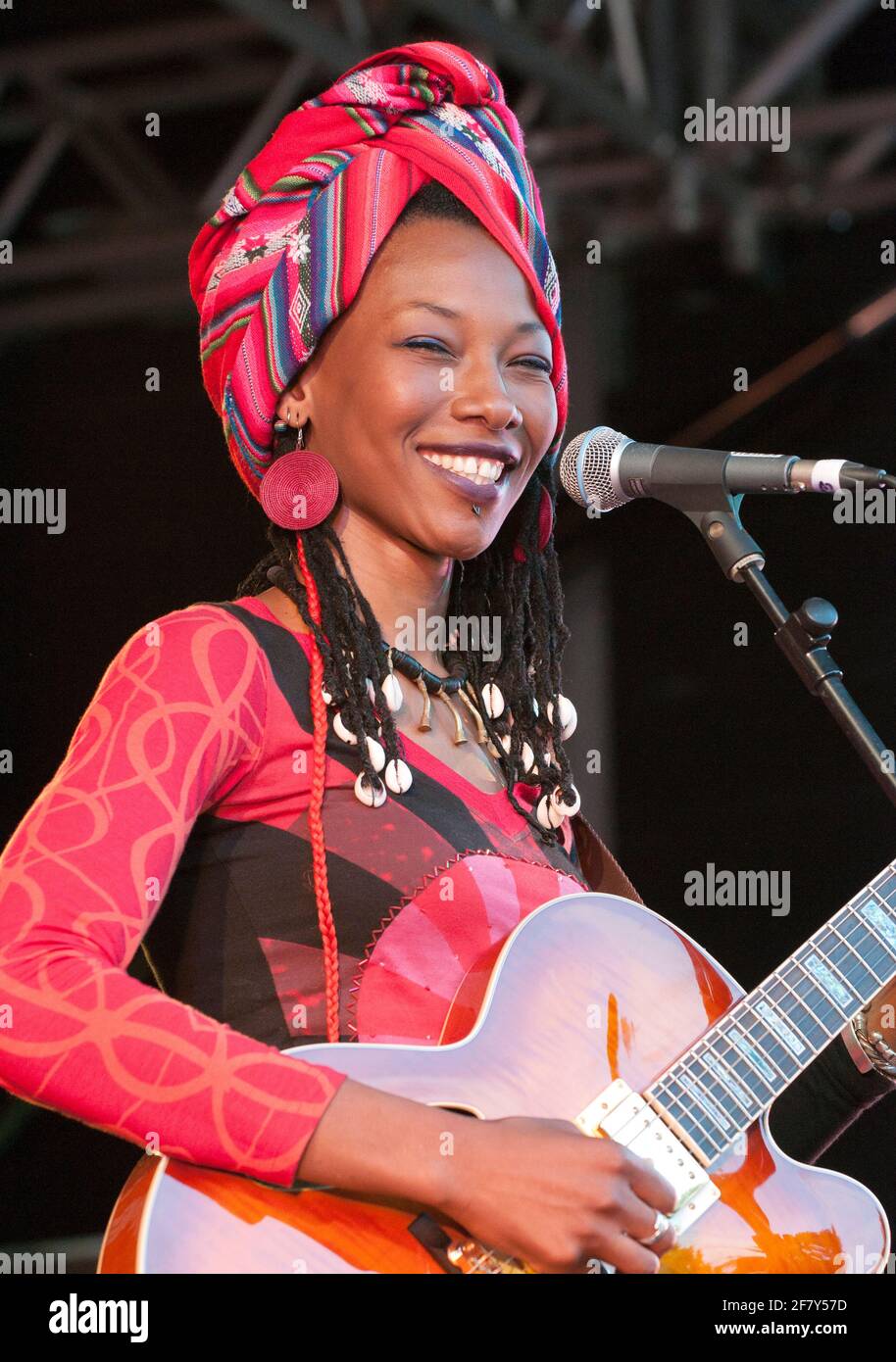 La cantante maliana Fatoumata Diawara si esibisce al Womad Festival, Regno Unito, il 30 luglio 2011. Foto Stock