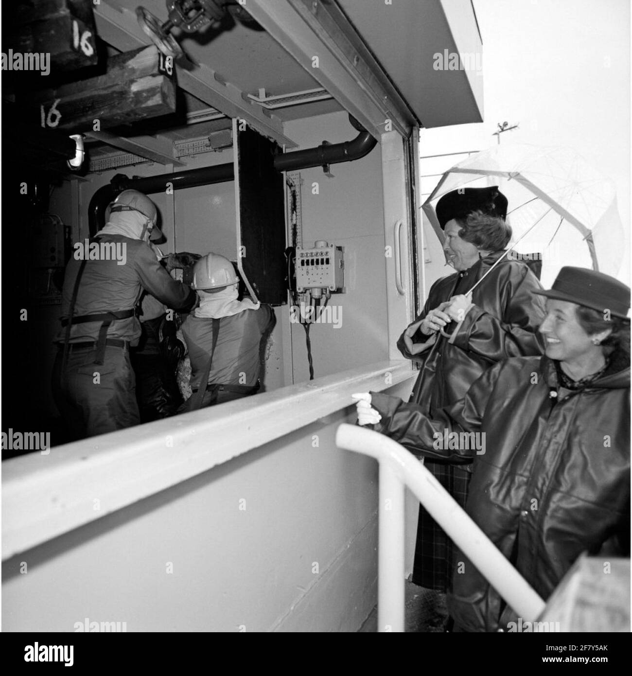 Visita l'HM Queen Beatrix (secondo da destra) alla scuola di NBCD (nucleare, batteriologico, chimico, controllo dei danni) e la sicurezza operativa a Den Helder nel marzo 1989. HM guarda qui la 'moot umido', dove si può praticare nella lotta contro le calamità per quanto riguarda la resistenza all'acqua delle navi. Foto Stock