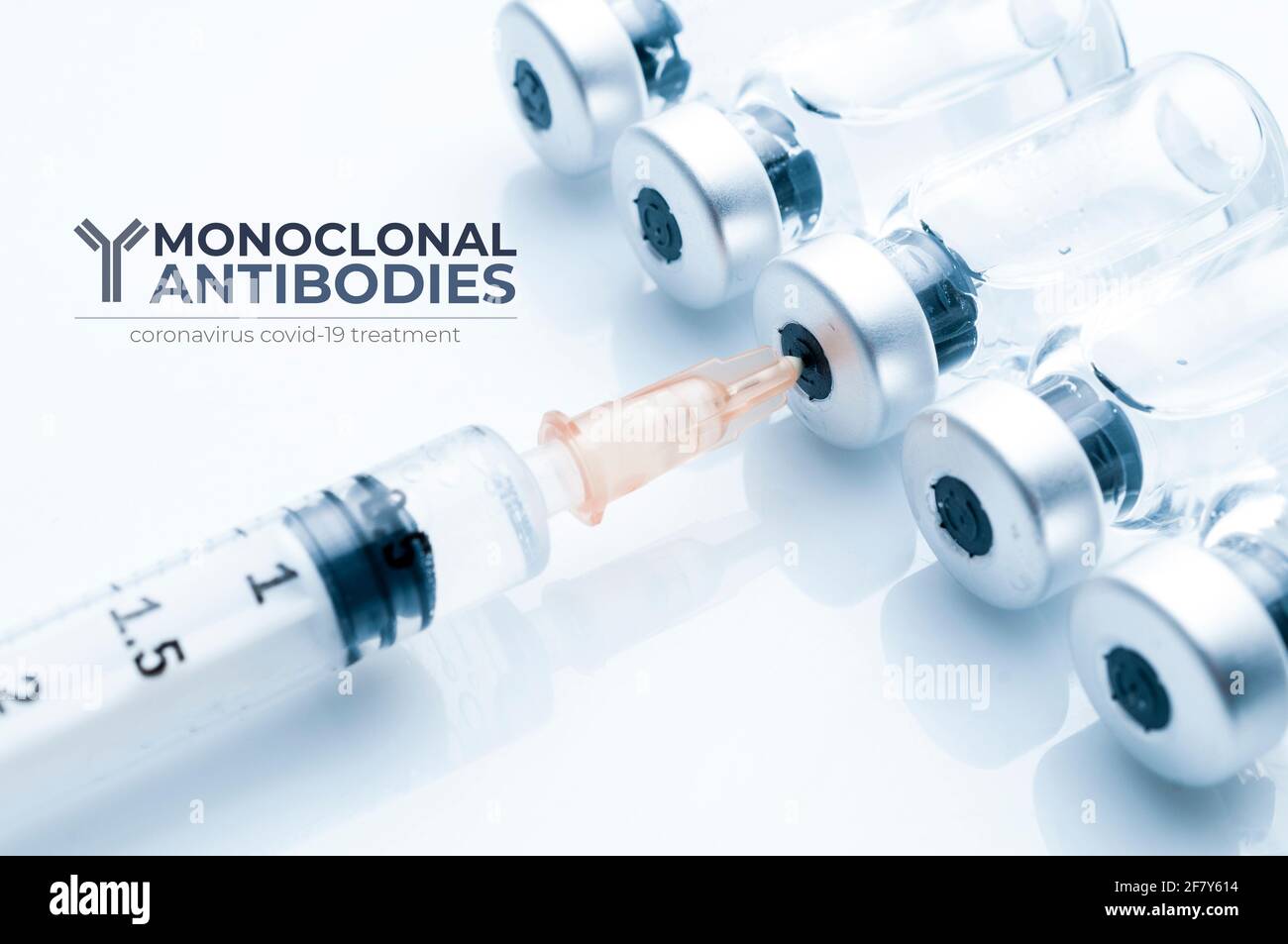 Immagine del concetto di anticorpi monoclonali: La siringa preleva il liquido da un flaconcino Foto Stock