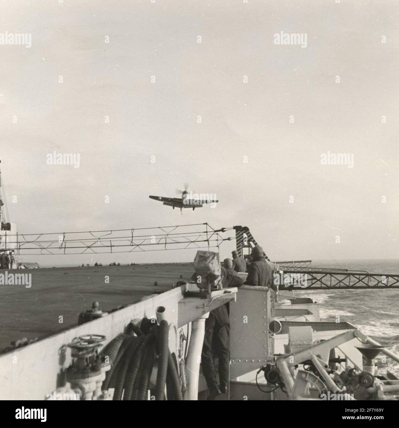 Un Fairey Firefly brevemente prima di atterrare al campo aereo hr.ms. Karel Doorman (1948-1968) (ex-HMS Venerabile). Foto Stock