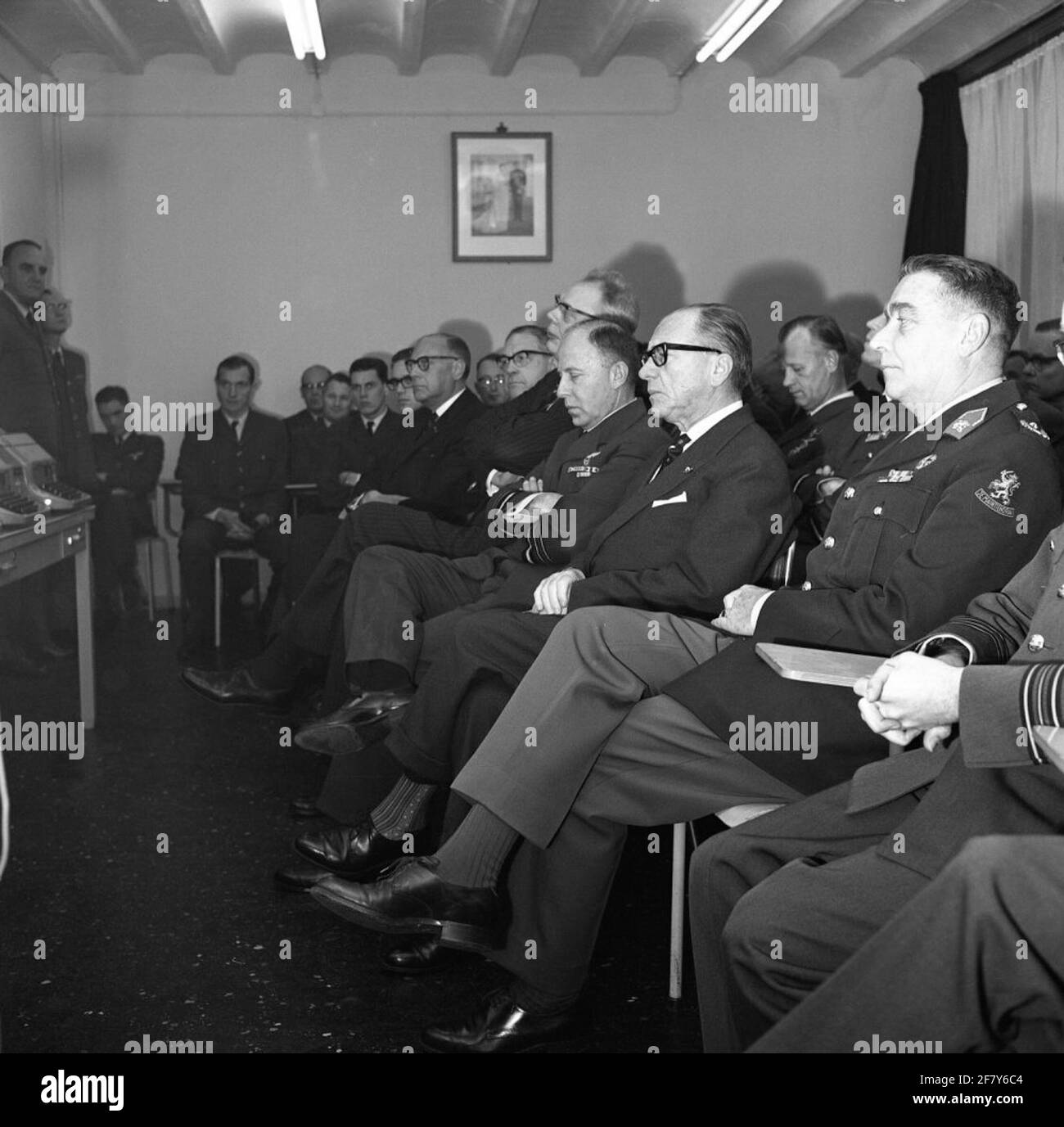 Il Centro Meteorologico dell'Aeronautica militare (Lumetc). La ristrutturazione della parte del Rossinibunker designata per il Lumetc. L'ala orientale di Hilversum era pronta il 15 marzo 1965 e fu immediatamente coinvolta. Il 25 novembre dello stesso anno, l'apertura ufficiale del bunker ristrutturato ha avuto luogo dal Segretario di Stato per la Difesa / KLU J.J.F. Borghouts.in presenza di O.A. Il tenente generale della BDL Wolff, tenente generale B.D. C. GIEBEL, prof.dr.W. Bleeker, HFD.dir KNMI ha messo in funzione tre reti telex e un facsimilet. Foto Stock