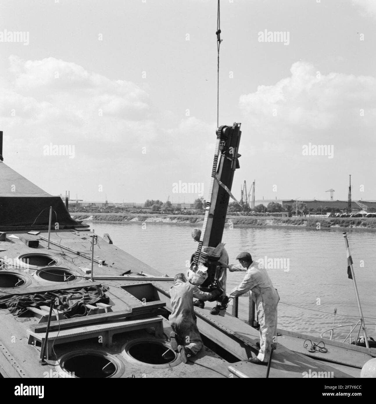 Foto fatta durante la ristrutturazione dell'incrociatore HR.MS Le sette province (1954-1975) della città di Rotterdam (RDM) sulla Heijplaat. Con questa ristrutturazione, viene costruito il sistema di armi Terrier guide. Foto Stock