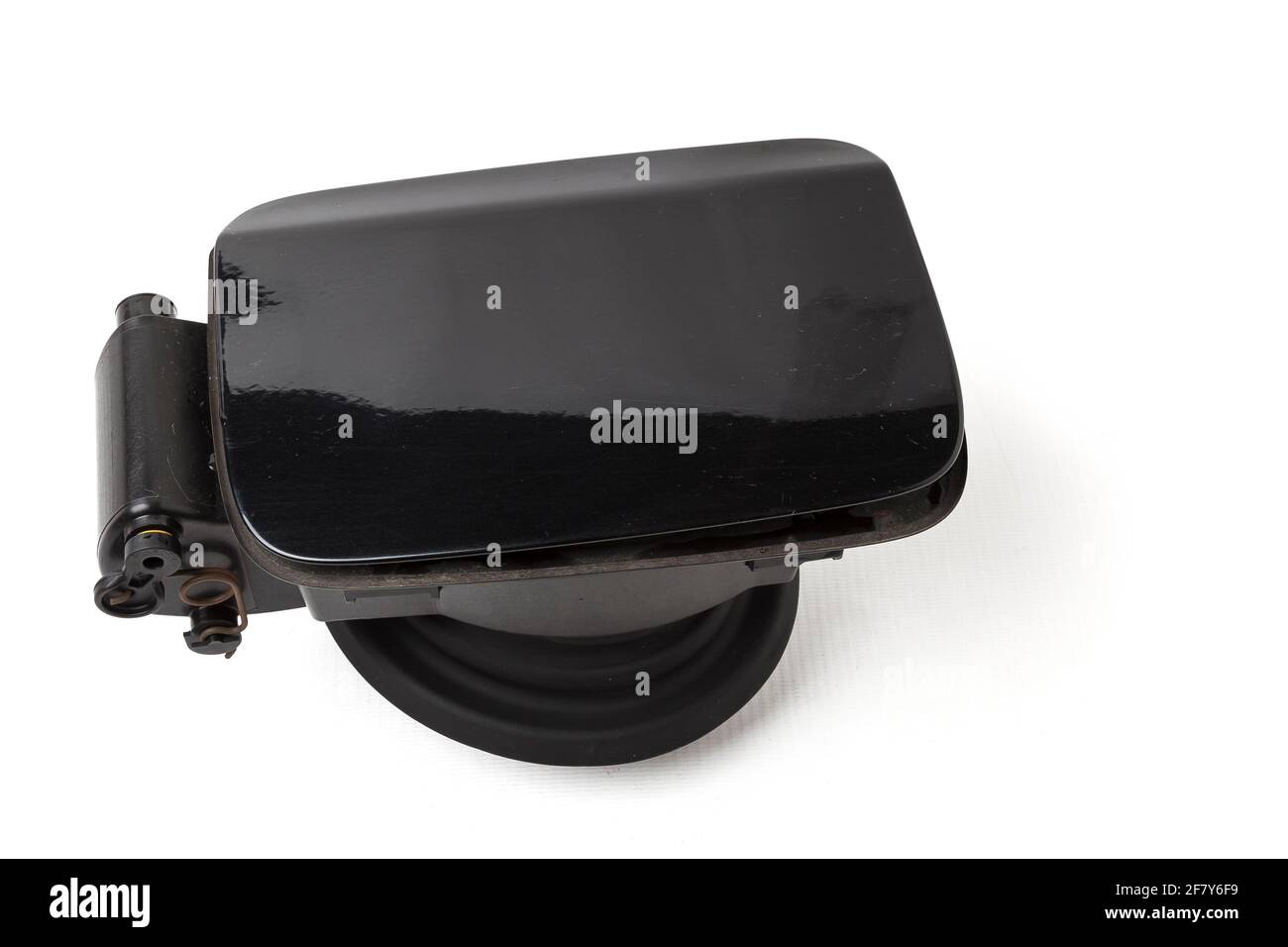 Dettaglio di un corpo nero di automobile con guarnizione di gomma su uno sfondo bianco isolato in un coperchio di serbatoio di gas di studio di foto parte di ricambio per la vendita ad un servizio di automobile o a. Foto Stock