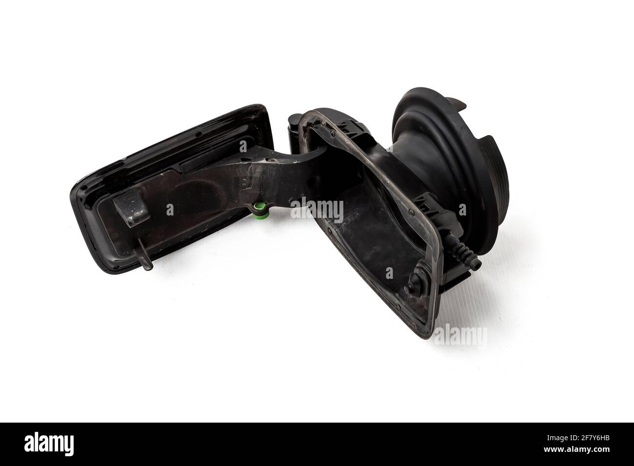 Dettaglio di un corpo nero di automobile con guarnizione di gomma su uno sfondo bianco isolato in un coperchio di serbatoio di gas di studio di foto parte di ricambio per la vendita ad un servizio di automobile o a. Foto Stock