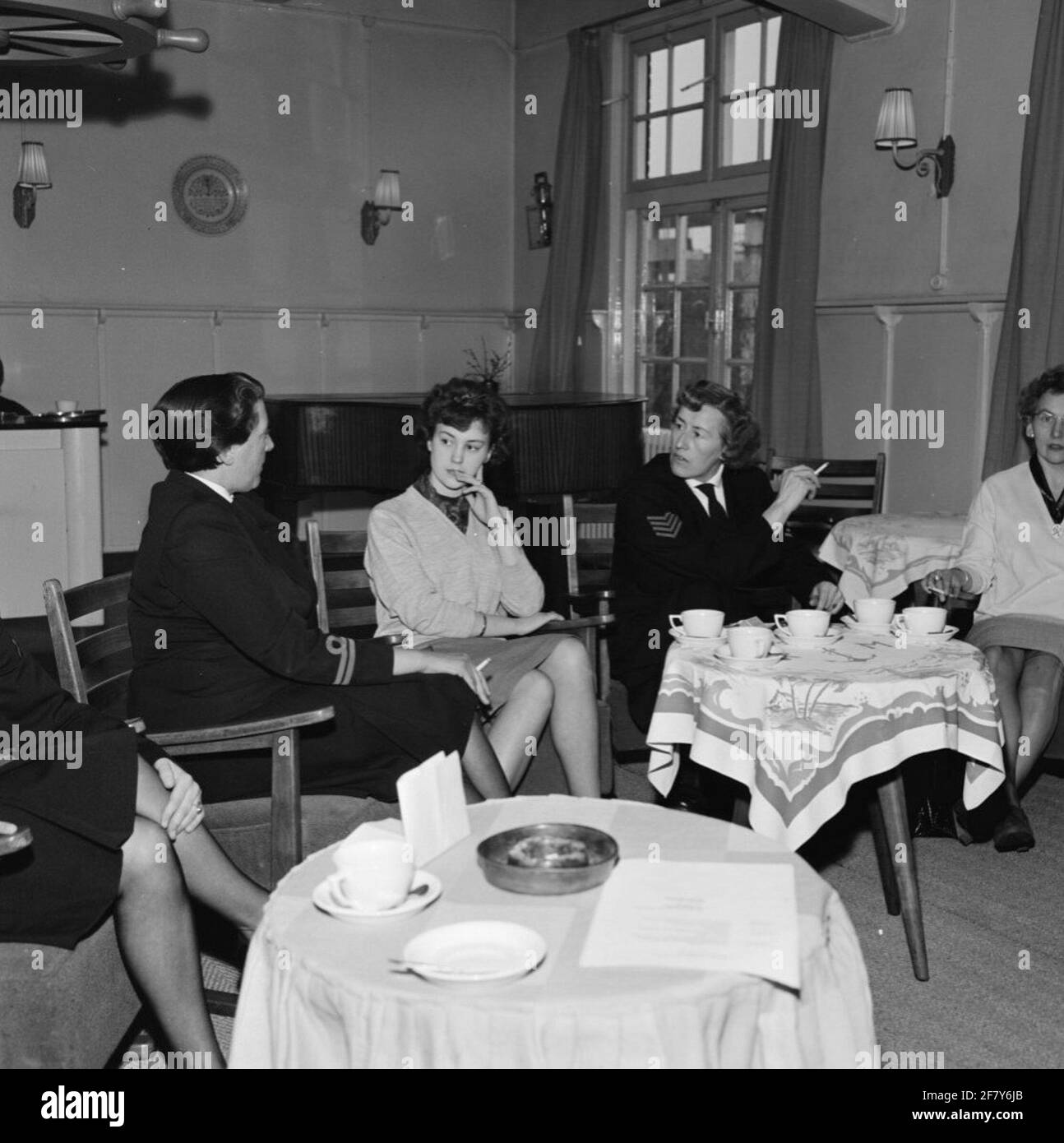 Giornata dei genitori al Marvacentrum Amsterdam, situato sui terreni della Marinekazerne Amsterdam (MKAD). In conversazione con un ufficiale-Marva della seconda categoria più vecchia (Omarva 2oC) [OMVA 2OC] e un principale scaldaiatore di marva della prima classe (Hmarva 1) [HMVA 1]. Foto Stock