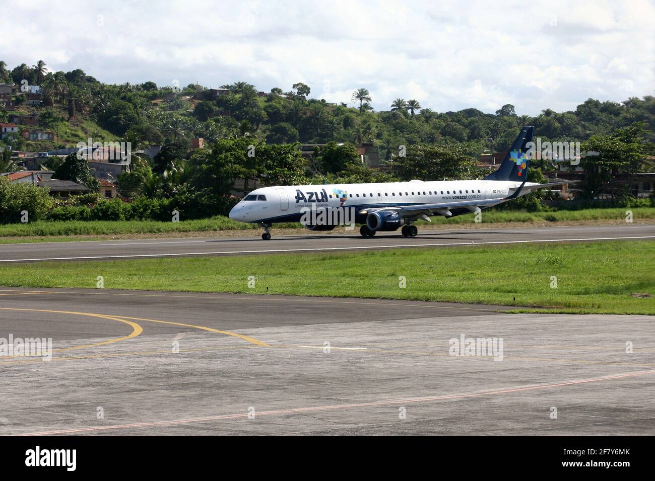 ilheus, bahia / brasile - ilheus, bahia / brasile - 29 febbraio 2012: Embraer 190 di Azul Linhas Aereas è visto nel cortile dell'aeroporto di Jorge Amado Foto Stock