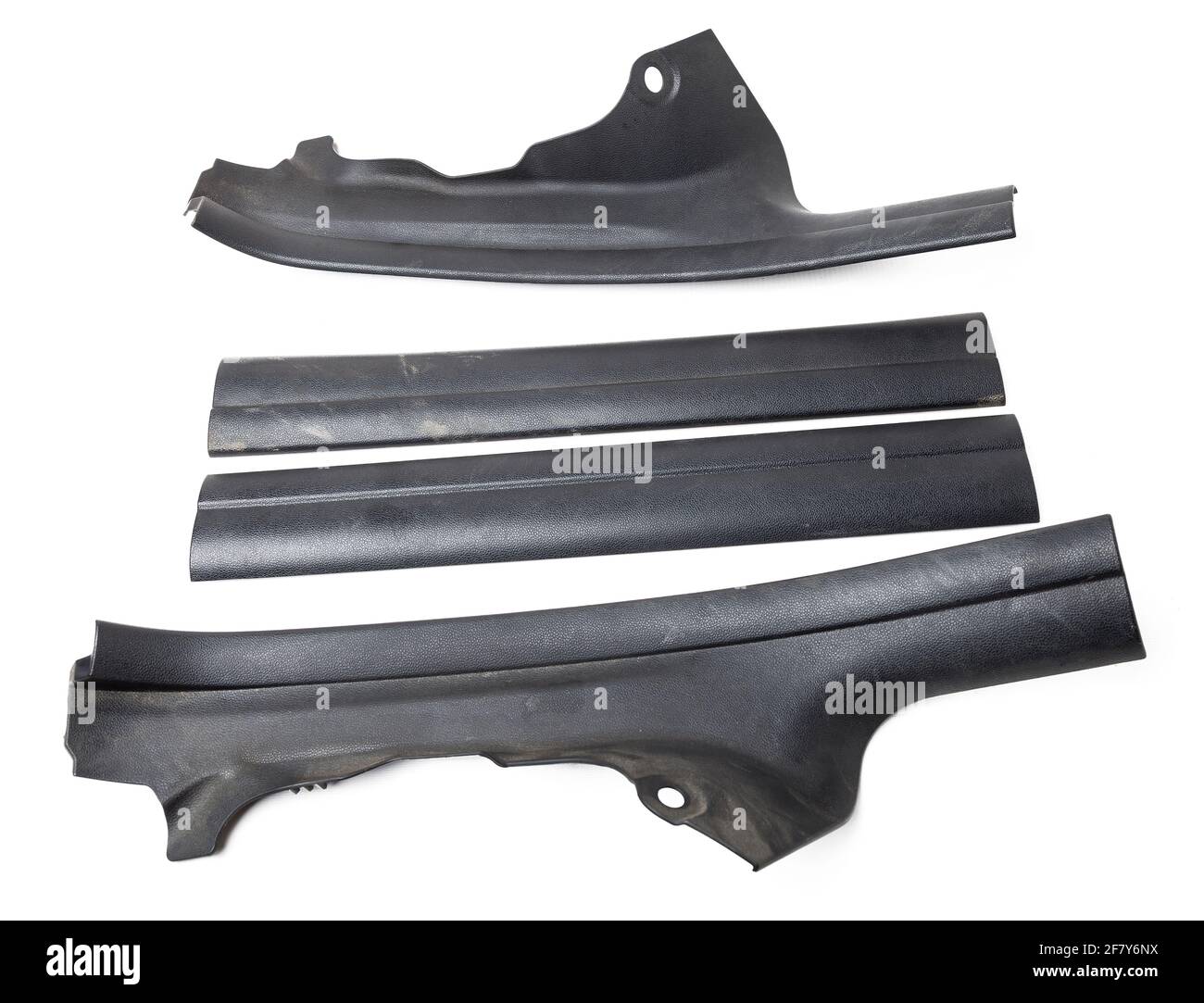 Un quattro di plastica nera decorativa porta batte in un analisi di automobili per la vendita o la riparazione in un'officina su uno sfondo bianco isolato in un fototundo Foto Stock