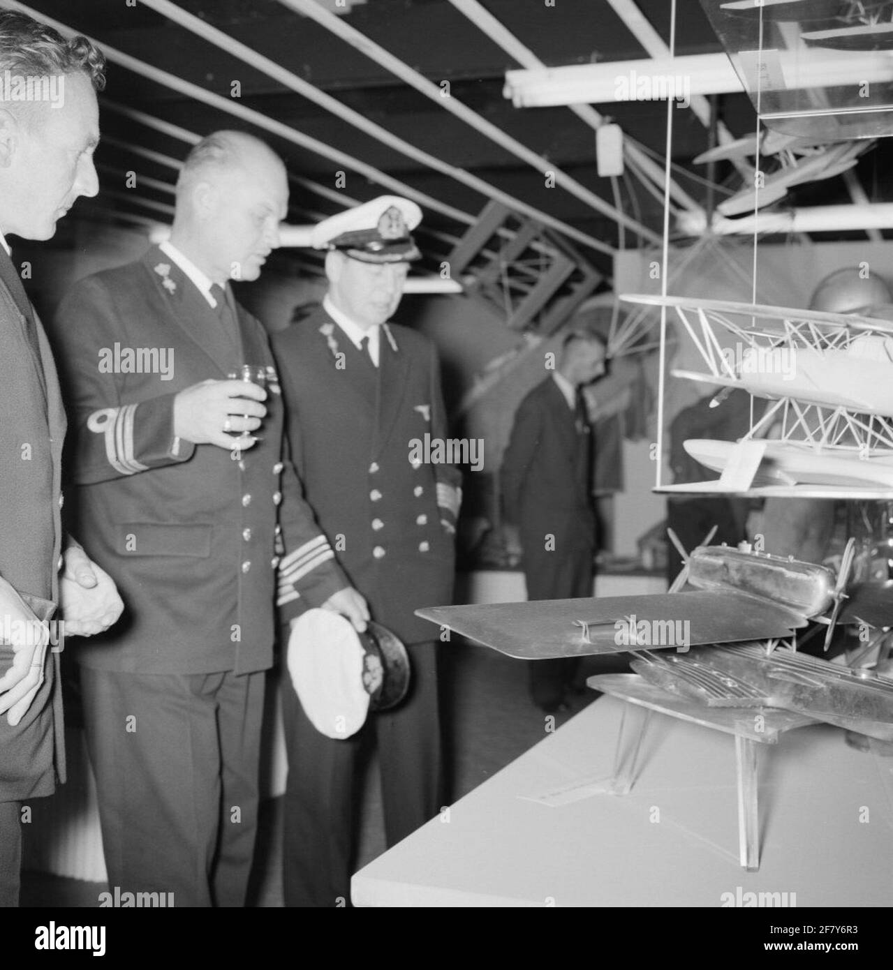 I visitatori di una mostra sull'aviazione in uno spazio espositivo nella passeggiata per lo shopping Lijnbaan a Rotterdam, marzo 1957. Foto Stock