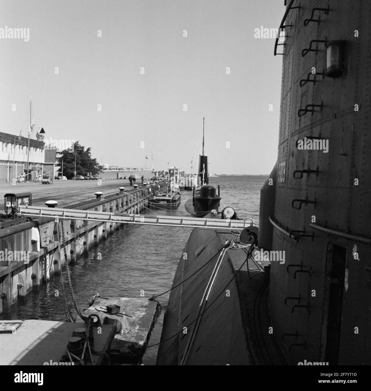 Il sommergibile britannico HMS Onyx (1966-1990) è ormeggiato nel porto di Den Helder per una visita della flotta. La foto è stata scattata da HR.MS Delfino (1960-1982). Sia l'Onyx che il tonno sono barche museo alla fine barche museo. Foto Stock