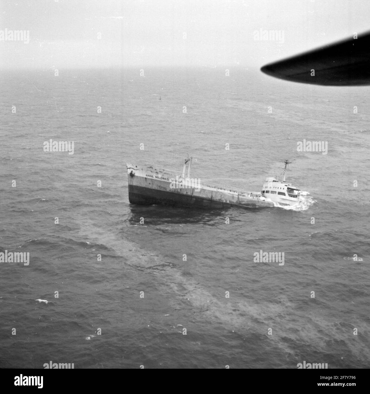 Servizio di ricerca e salvataggio dei messaggi di allarme. 39 miglia nautiche ad ovest di Helgoland è una collisione tra la petroliera norvegese Anne Mildred Brøvig e la costa inglese Pentland. La petroliera norvegese sta affondando. Circa 16,000 tonnellate di greggio nel Mare del Nord sono finite in collisione. Un tracciatore di grumpman dello squadrone dell'aeroplano 2 (4) e un Nettuno dello squadrone dell'aeroplano 320 sono sul posto. Foto Stock