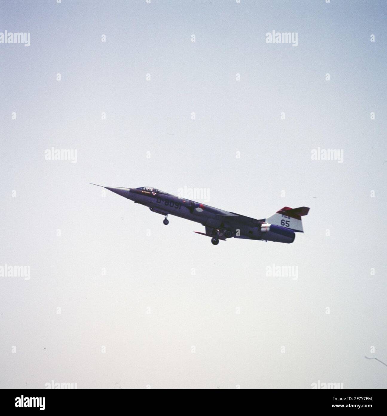 Visualizzazione solo di Lockheed F-104G Starfighter, D-8091. Il dispositivo indossa una pittura rosso-bianco-blu con iscrizione KLU 65 in occasione del 65° anniversario della Royal Netherlands Air Force il 17 giugno 1978. Il volantino dimostrativo è Captain J.M.M. (Hans) van der Werf. Registrare probabilmente nel Dias della base aerea durante detto giorno aperto. Foto Stock