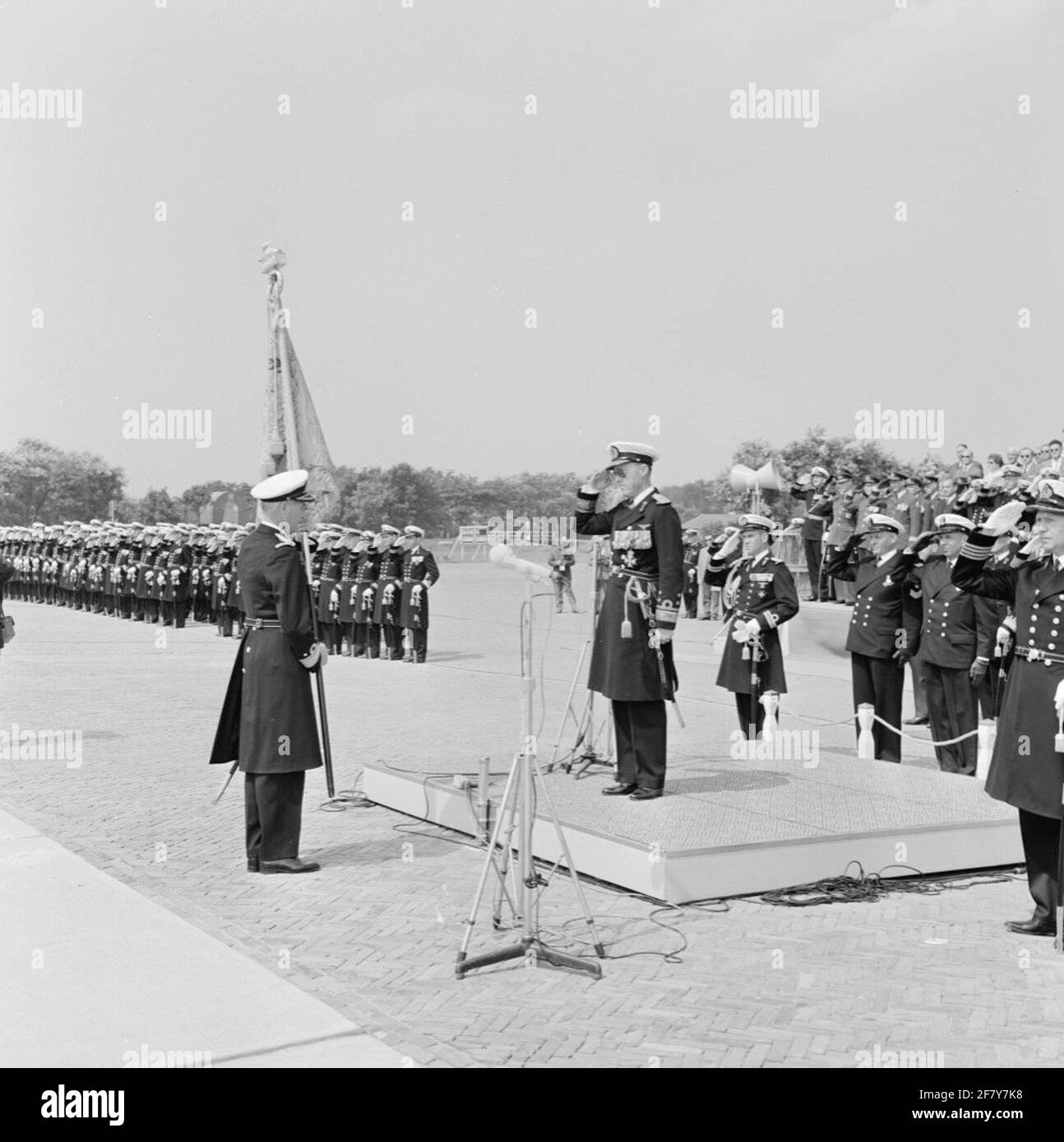 Al MarineLiegkamp Valkenburg (MVKV), il Marine Aviation Service (MLD) riceve un banner come apprezzamento per le prestazioni della seconda guerra mondiale (WW2). Questo comporta, che è assegnato dal principe Bernhard, 4 promozioni: Dutch East Indies 1941-'42, Oceano Indiano 1942-'45, Mare del Nord 1941-'42 e Normandia 1944. Il militare Willems-ordine 4 ° classe (assegnato nel 1942). MWO4) è stato confermato. Il Principe Bernhard ha appena vietato il kite di notte (SBNV) di schout-at-Night (VOLD) J.L., ufficiale di bandiera. Foto Stock
