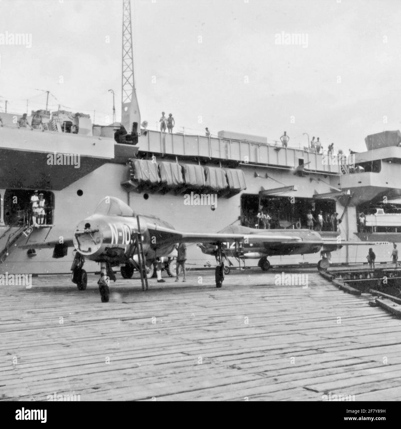 Da aereo campo nave HR.MS Karel Doorman (1948-1968) sono smantellati Hawker Hunter F. Mk.4 KLU aeromobili da caccia divulgati. Foto Stock