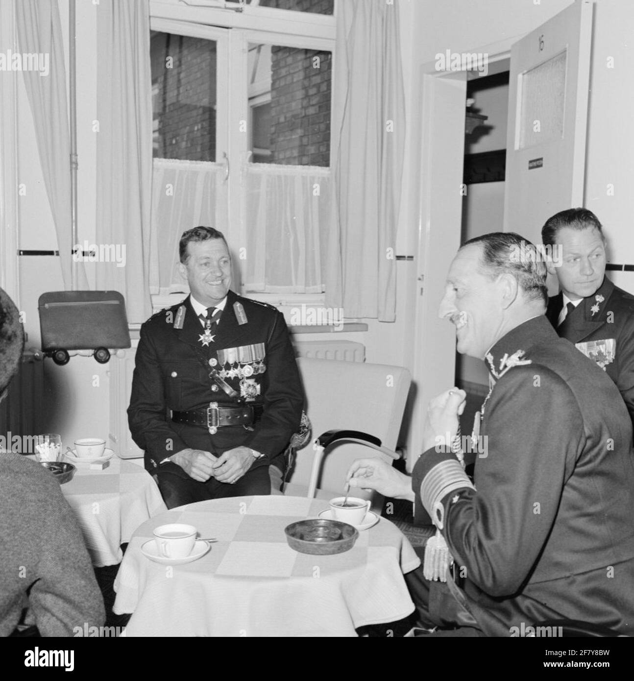 Il comandante generale del generale britannico dei Marines reali Sir Malcolm C. Cartwright-Taylor visita il corpo olandese dei Marines. Dopo l'ispezione della guardia onoraria sulla piattaforma del MarineLiegkamp Valkenburg (MVKV), l'azienda gode della costruzione del caffè. Foto Stock