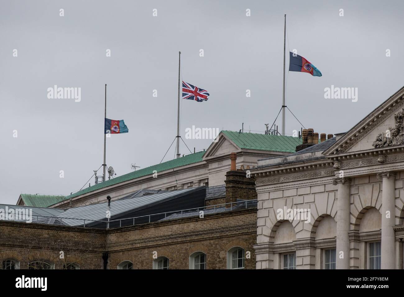 Londra, Regno Unito. 10 aprile 2021. Le bandiere volano a metà albero sul palazzo del Ministero della Difesa a Whitehall, Londra, come segno di rispetto dopo la morte del Duca di Edimburgo ieri. Data immagine: Sabato 10 aprile 2021. Il credito fotografico dovrebbe essere: Matt Crossick/Empics/Alamy Live News Foto Stock