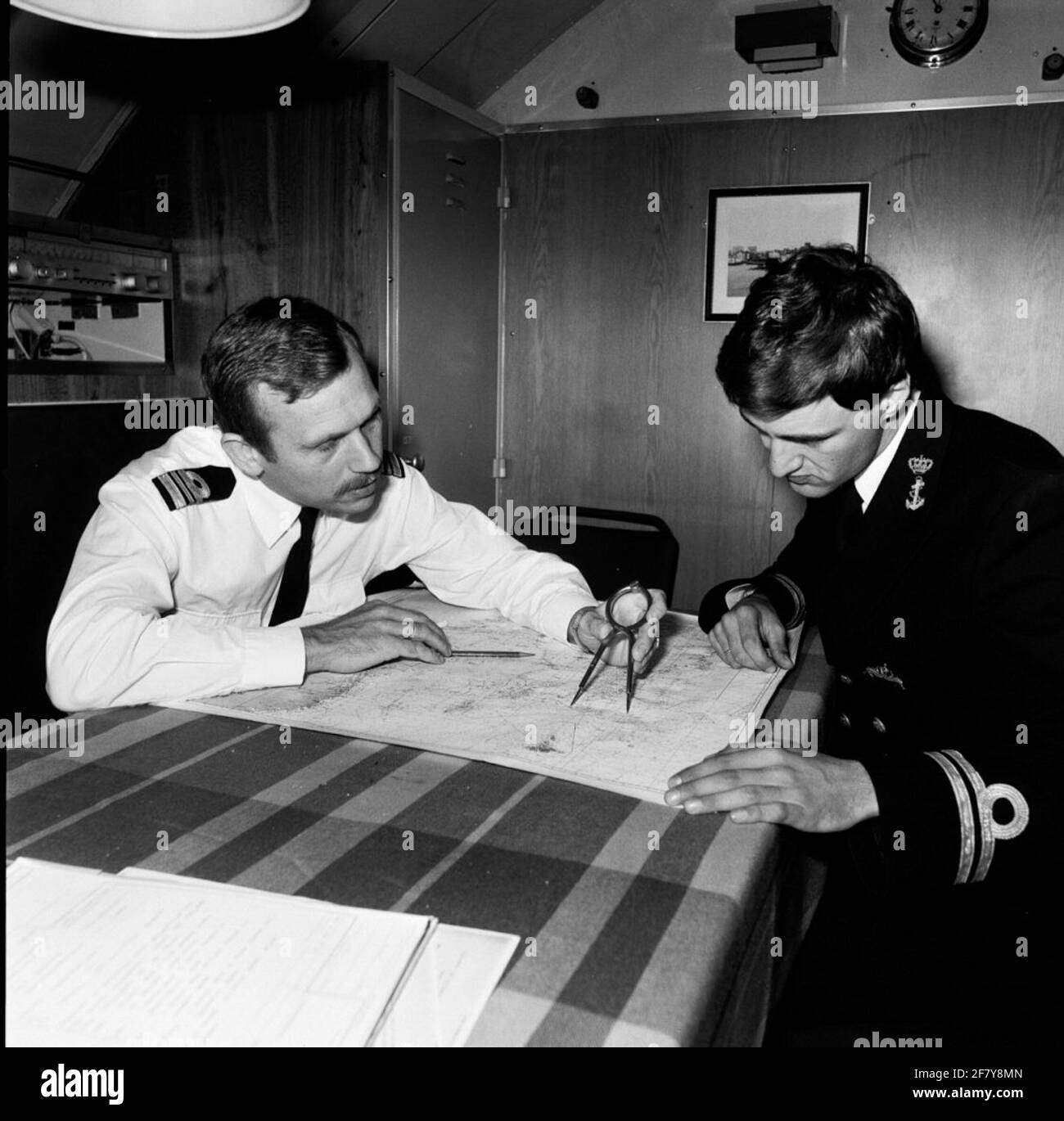 Il comandante del sommergibile di classe dei pesci spada, hr.ms. Pesce spada (1972-1994), tenente al mare di ​​the 1a classe (LTZ 1), Jhr. M.J.H. Da Asch van Wijck insieme con il 1 ° ufficiale, un tenente in mare di ​​the 2 ° classe più vecchia categoria (LTZ 2OC). Foto Stock