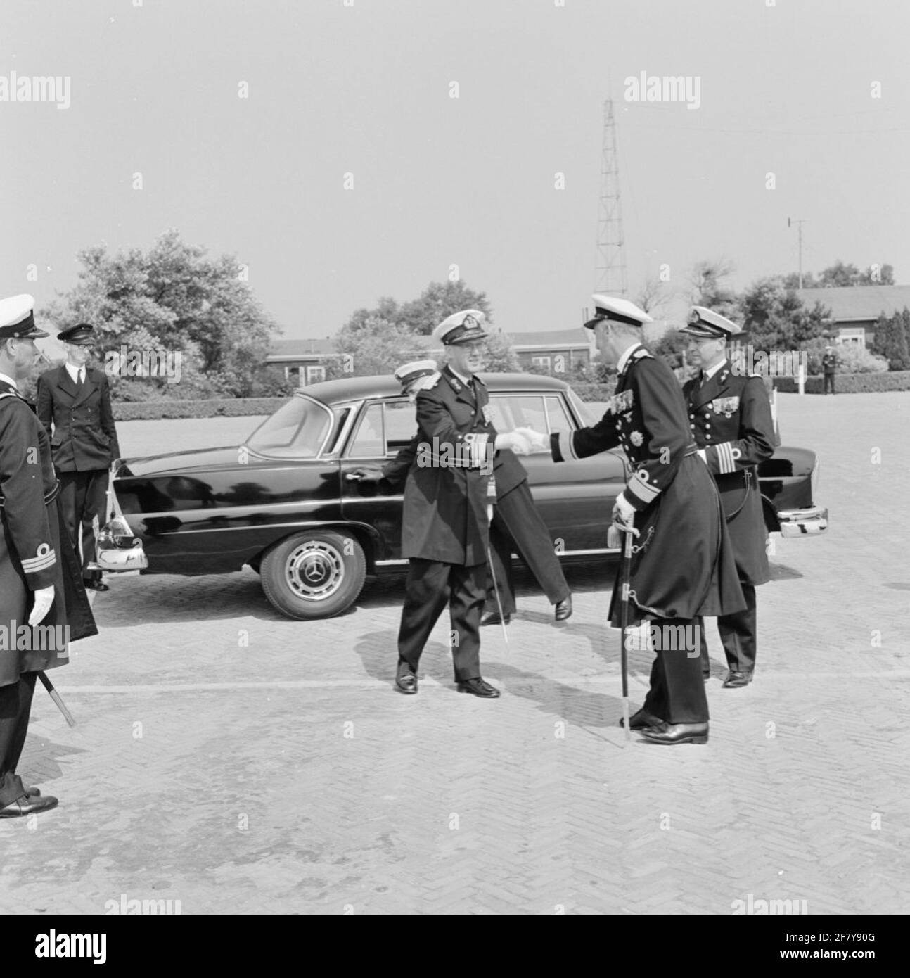 Al MarineLiegkamp Valkenburg (MVKV), il Marine Aviation Service (MLD) riceve un banner come apprezzamento per le prestazioni della seconda guerra mondiale (WW2). Questo comporta, che è assegnato dal principe Bernhard, 4 promozioni: Dutch East Indies 1941-'42, Oceano Indiano 1942-'45, Mare del Nord 1941-'42 e Normandia 1944. Il militare Willems-ordine 4 ° classe (assegnato nel 1942). MWO4) è stato confermato. Sulla piattaforma del MVKV, il Comandante delle forze di Seaworthy (BDZ) diventa vice-ammiraglio (VADM) A.H.J. Van der Estimed Olivier accolto dalla bandiera ufficiale MLD (VOMLD) schout-at-night kit Foto Stock