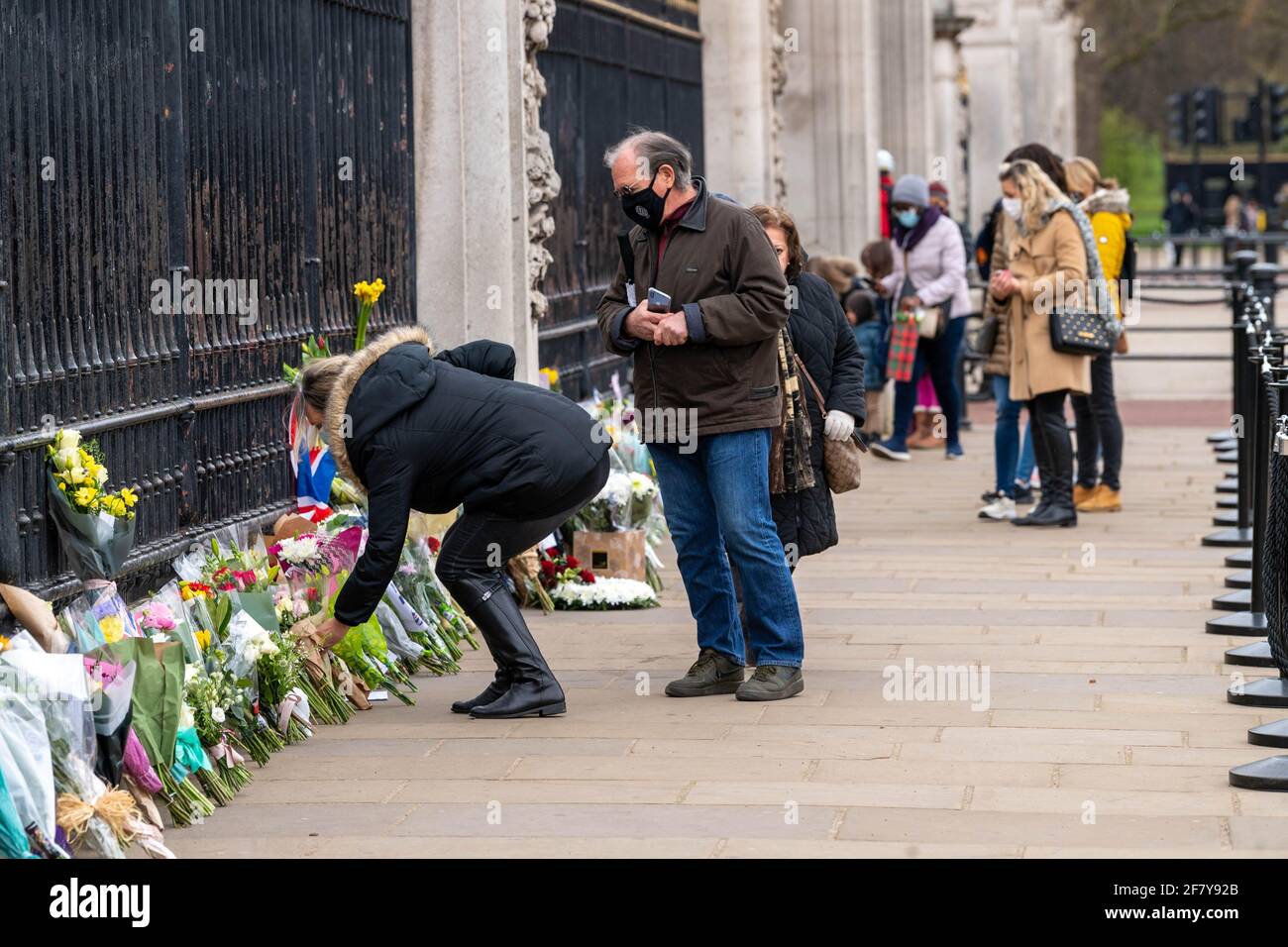 Londra, Regno Unito. 10 Apr 2021. Le folle si riuniscono fuori Buckingham Palace per rendere omaggio floreale in seguito alla morte di S.A.R. il principe Filippo, duca di Edinburgo Credit: Ian Davidson/Alamy Live News Foto Stock