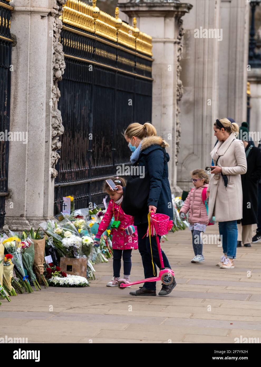 Londra, Regno Unito. 10 Apr 2021. Le folle si riuniscono fuori Buckingham Palace per rendere omaggio floreale in seguito alla morte di S.A.R. il principe Filippo, duca di Edinburgo Credit: Ian Davidson/Alamy Live News Foto Stock